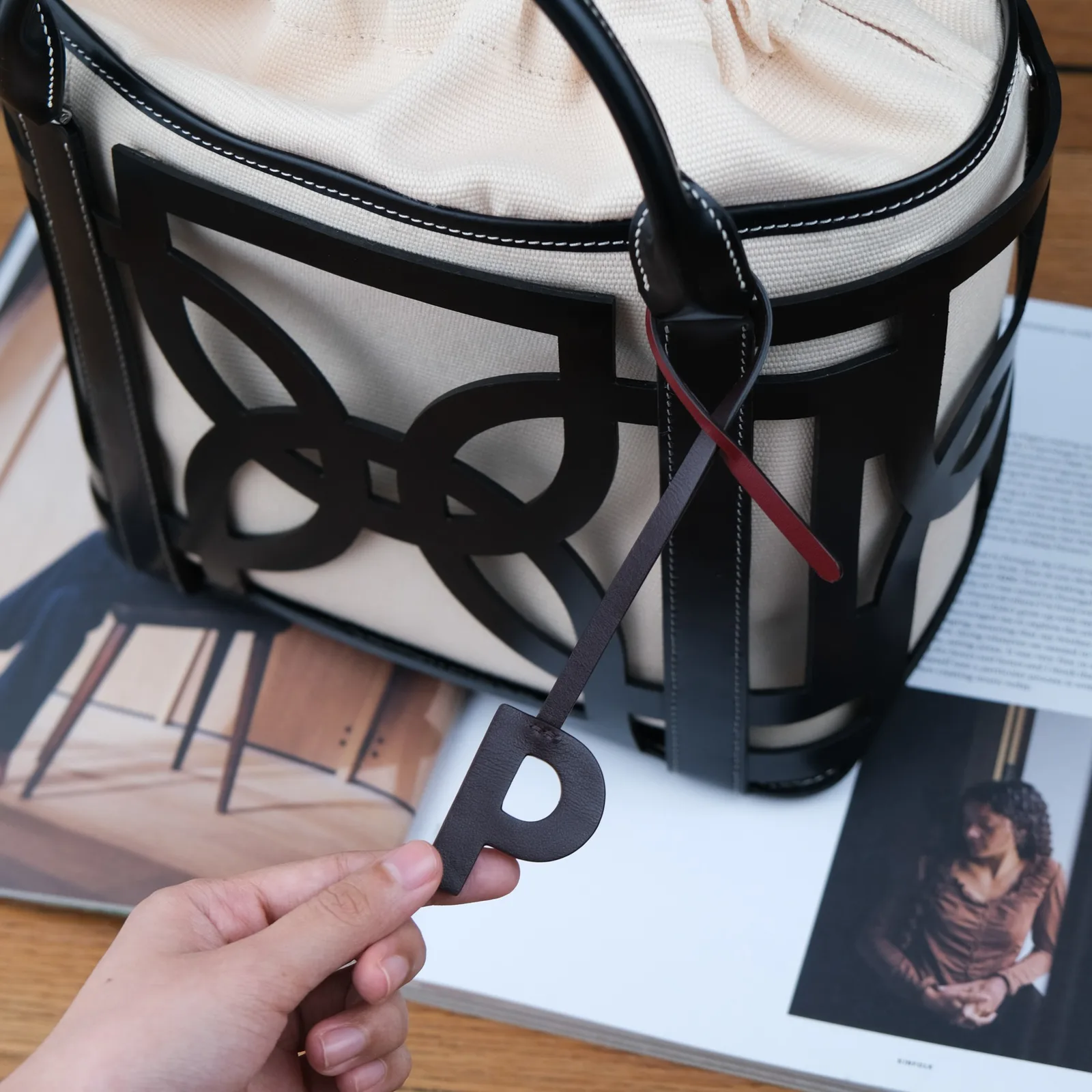 Ảnh Lifestyle Charm treo túi xách hình chữ cái bằng da - Koi Leather