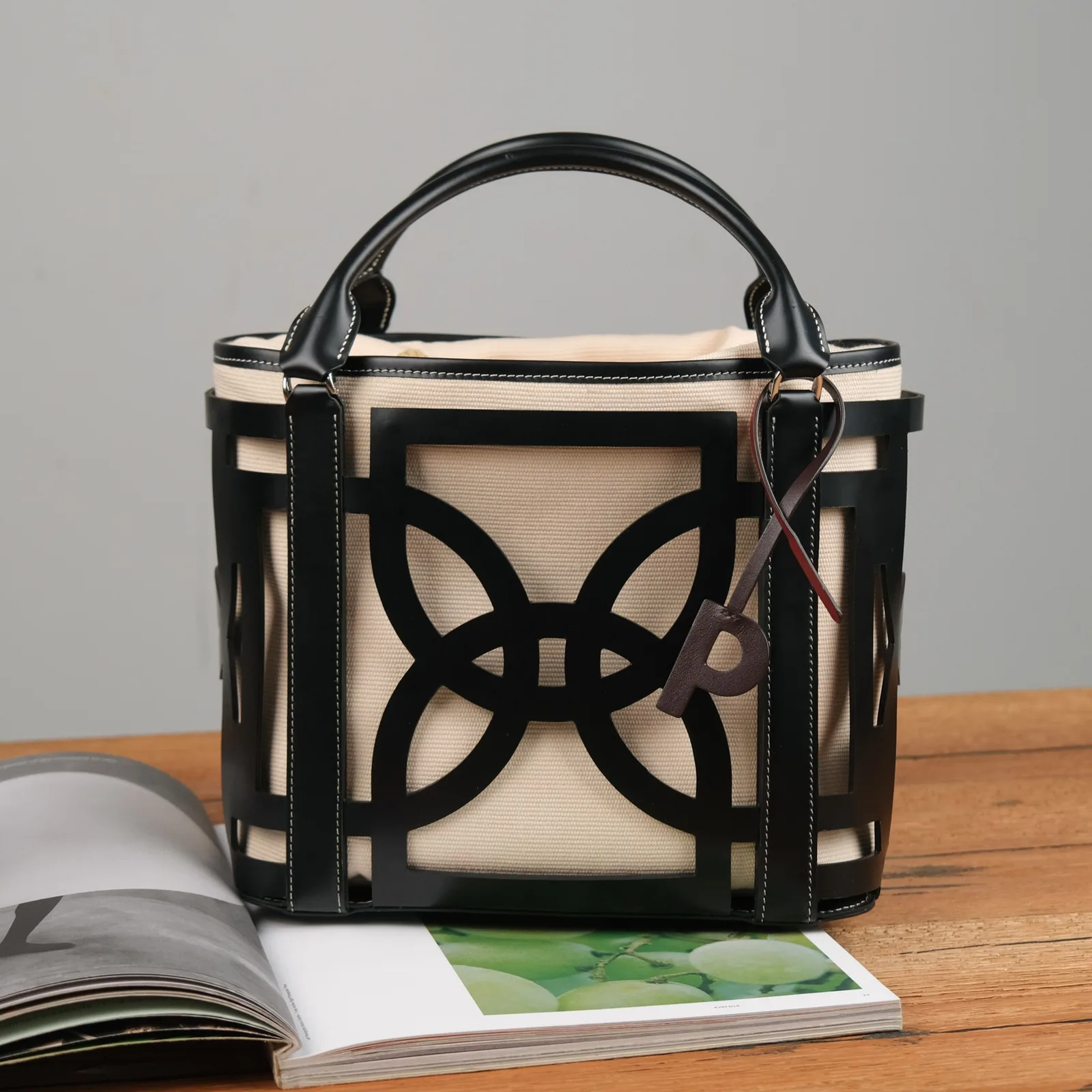 Ảnh Lifestyle Charm treo túi xách hình chữ cái bằng da - Koi Leather