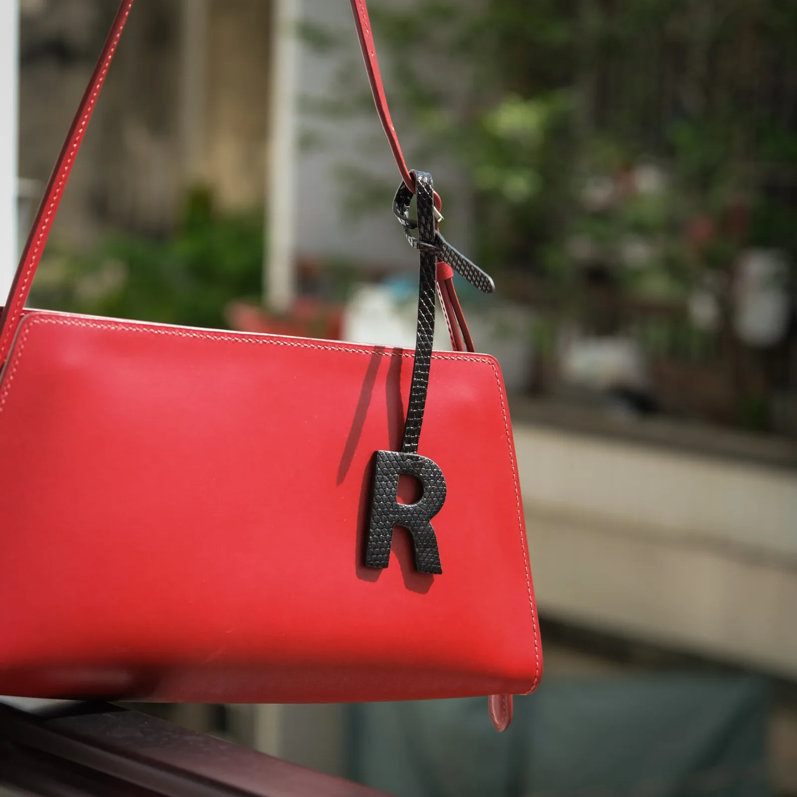 Ảnh Lifestyle Charm treo túi xách hình chữ cái bằng da - Koi Leather