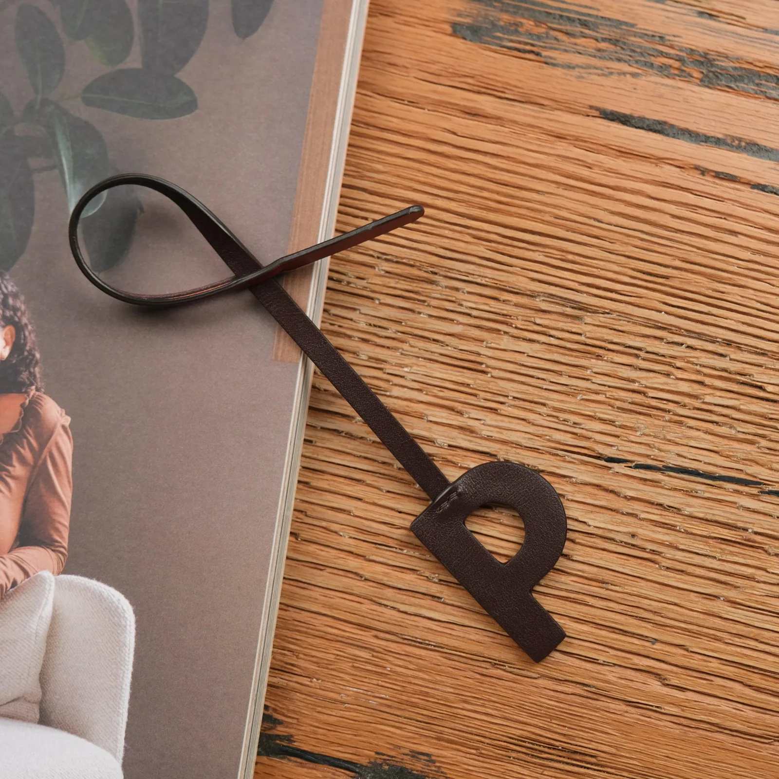 Ảnh Lifestyle Charm treo túi xách hình chữ cái bằng da - Koi Leather