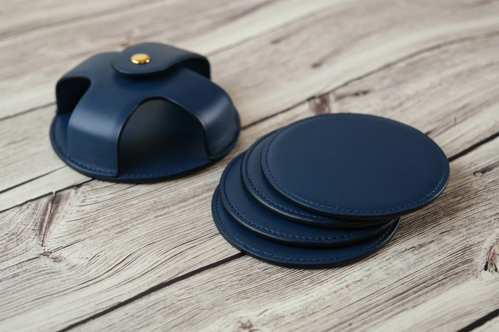 Ảnh Studio Bộ lót ly da bò kèm khay giữ dáng tròn nút bấm - Koi Leather