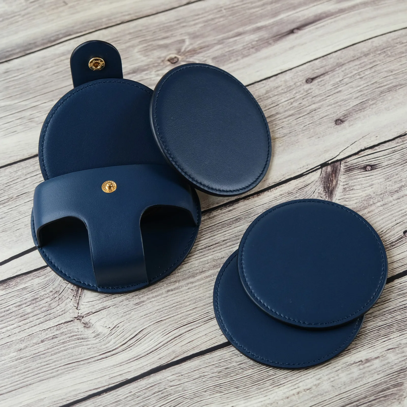 Ảnh Studio Bộ lót ly da bò kèm khay giữ dáng tròn nút bấm - Koi Leather