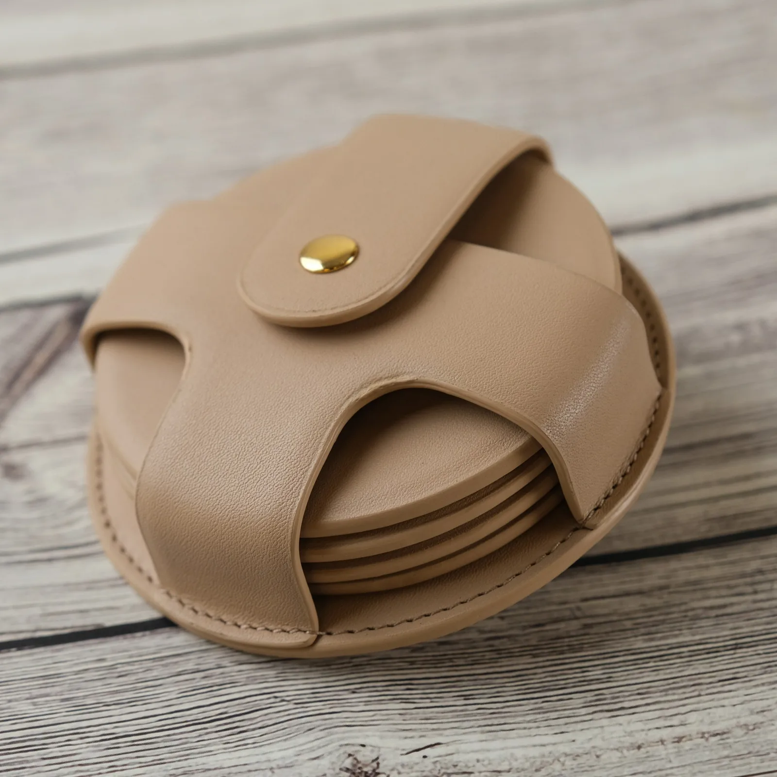 Ảnh Studio Bộ lót ly da bò kèm khay giữ dáng tròn nút bấm - Koi Leather