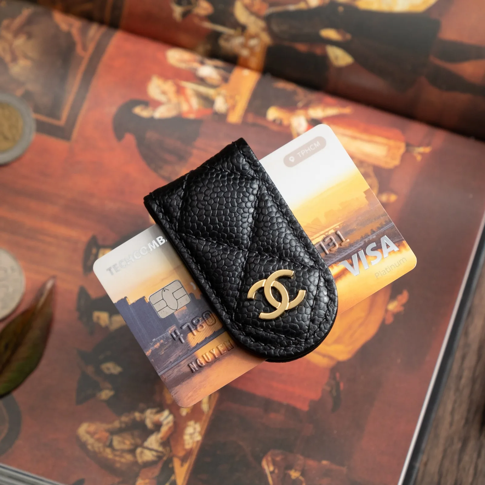 Ảnh Studio Kẹp tiền nam châm da Caviar chần trám và da Epsom - Koi Leather