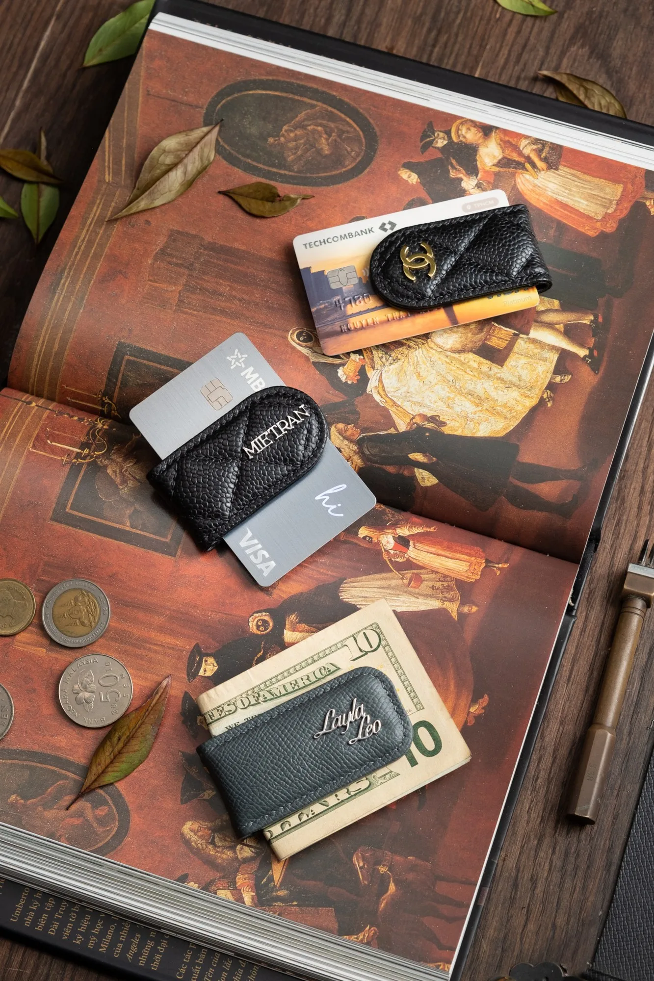 Ảnh Lifestyle Kẹp tiền nam châm da Caviar chần trám và da Epsom - Koi Leather