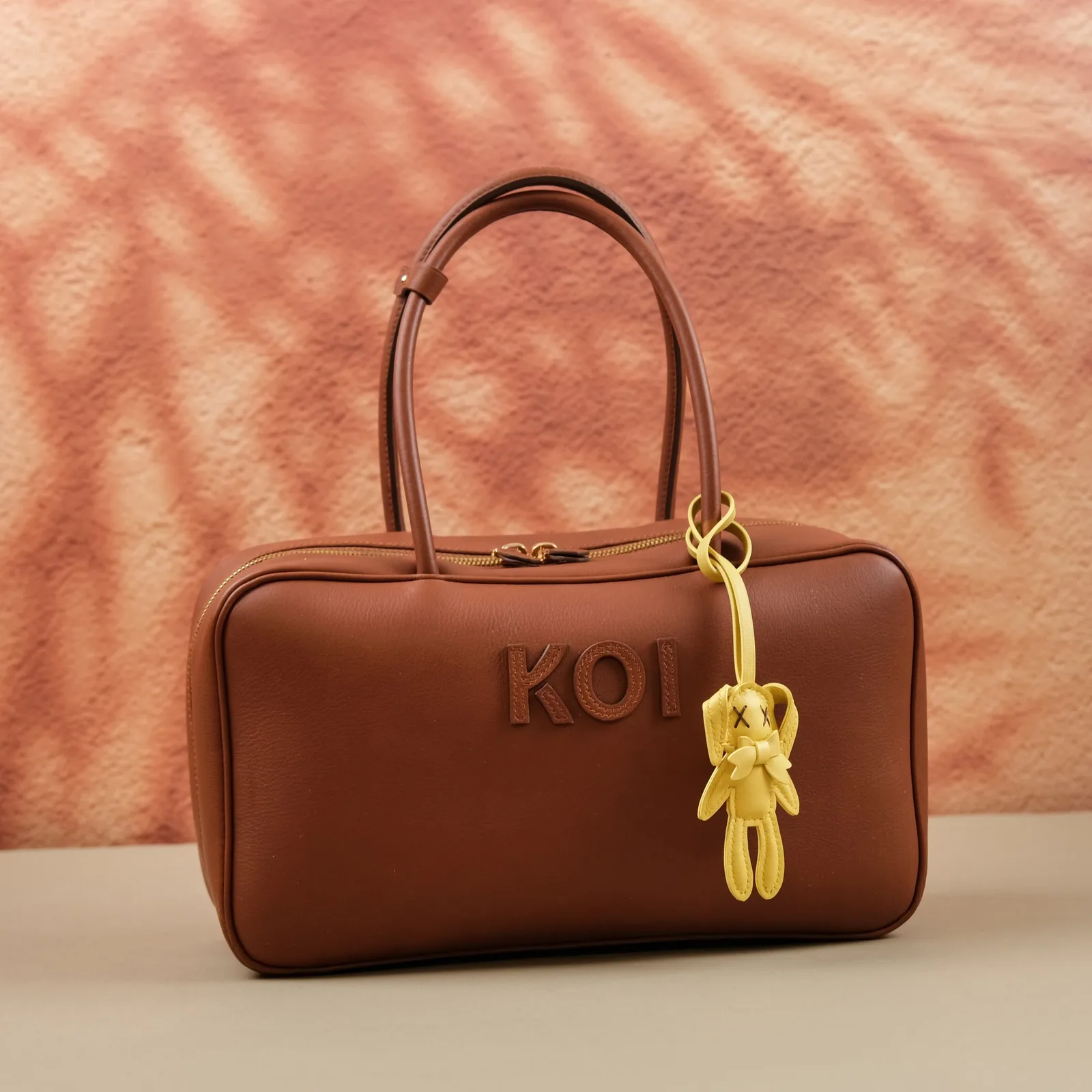 Ảnh Lifestyle Charm da dáng thỏ treo túi phối nơ - Koi Leather