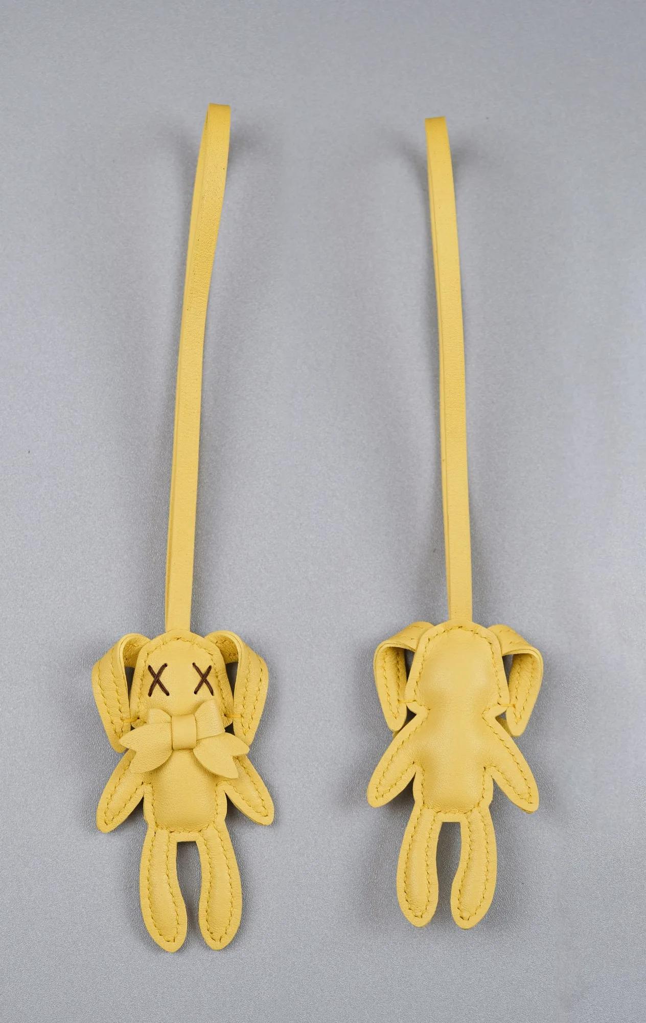 Ảnh Studio Charm da dáng thỏ treo túi phối nơ - Koi Leather