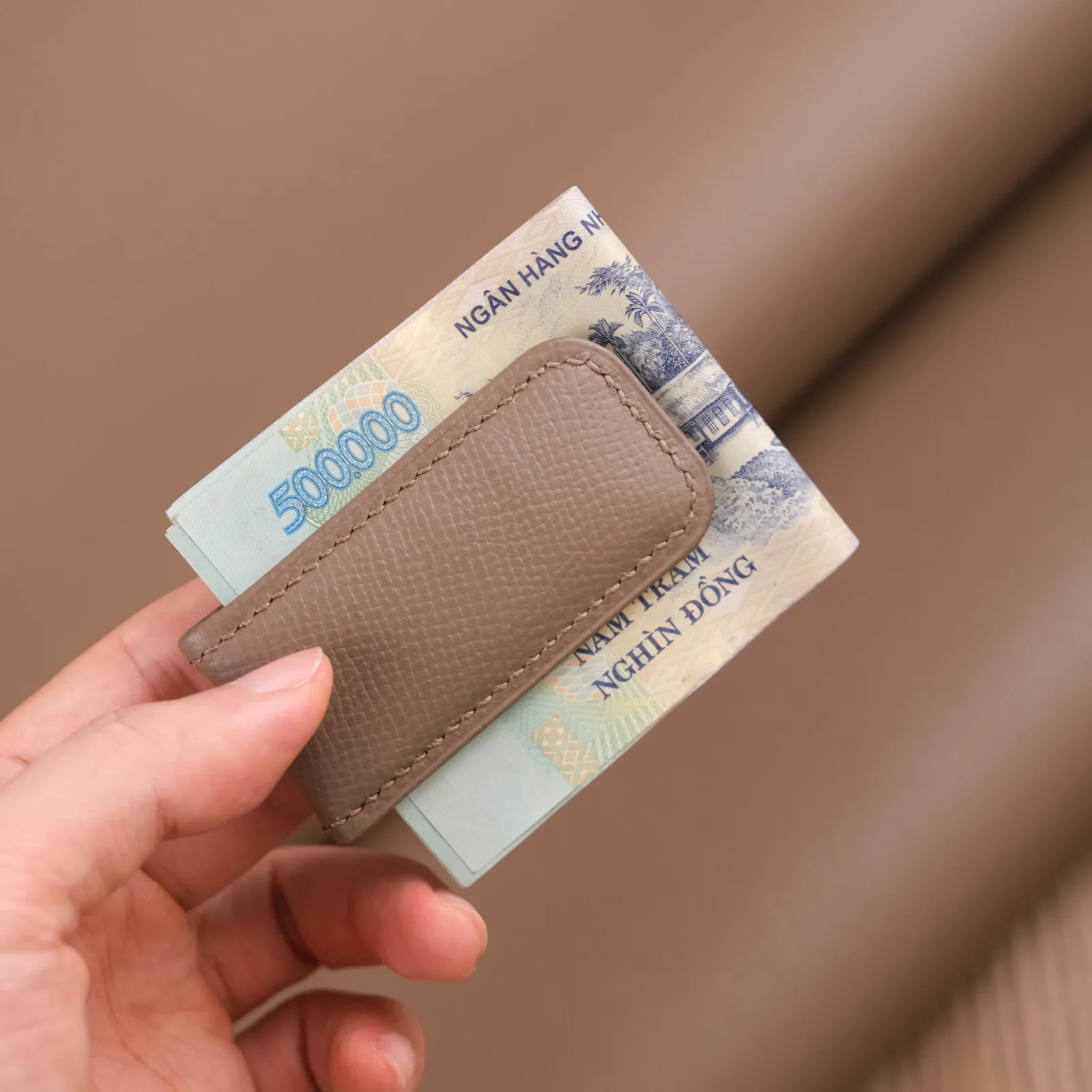 Ảnh Studio money clip etoupe - Koi Leather