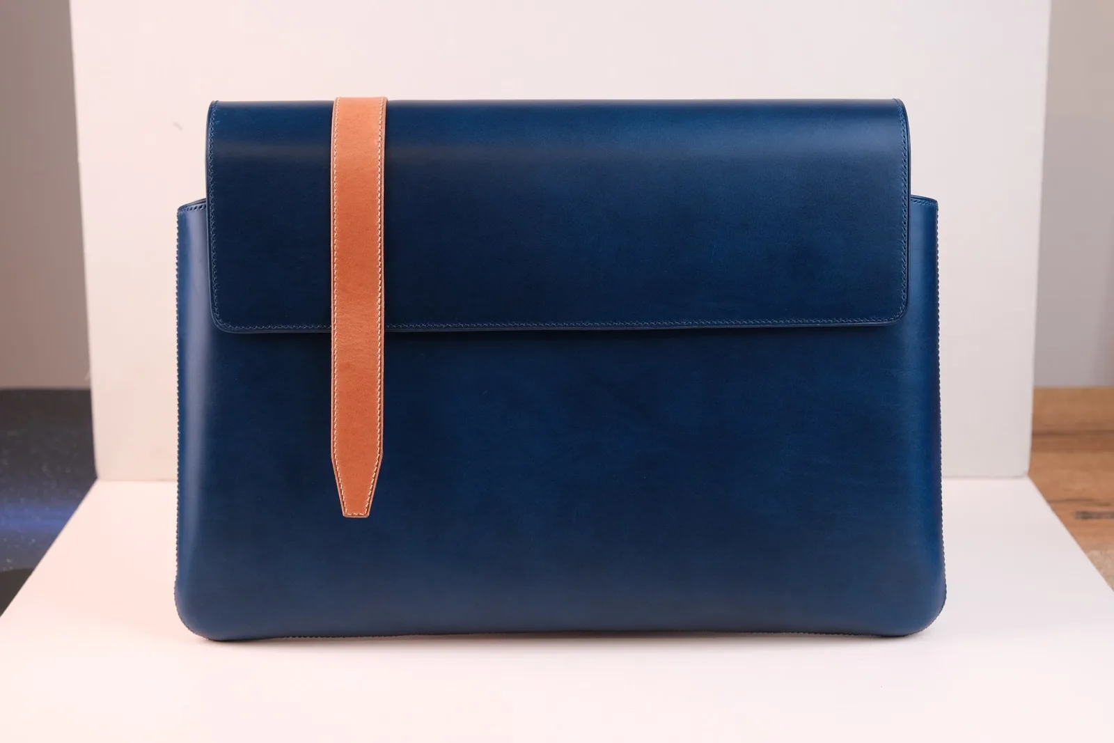 Ảnh Studio Bao da laptop màu xanh navy phối quai vàng bò - Koi Leather