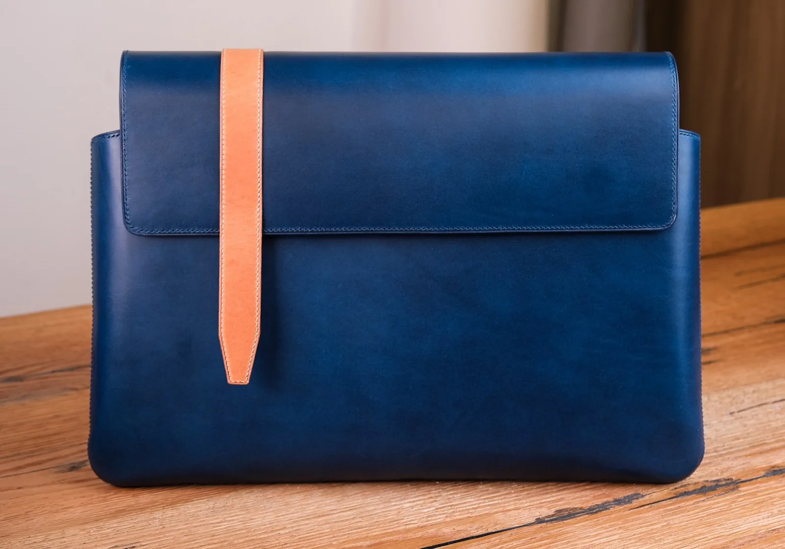 Ảnh Lifestyle Bao da laptop màu xanh navy phối quai vàng bò - Koi Leather