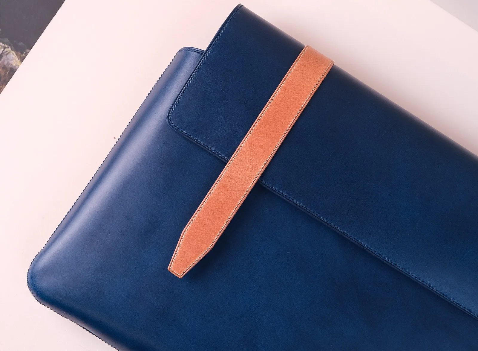 Ảnh Studio Bao da laptop màu xanh navy phối quai vàng bò - Koi Leather