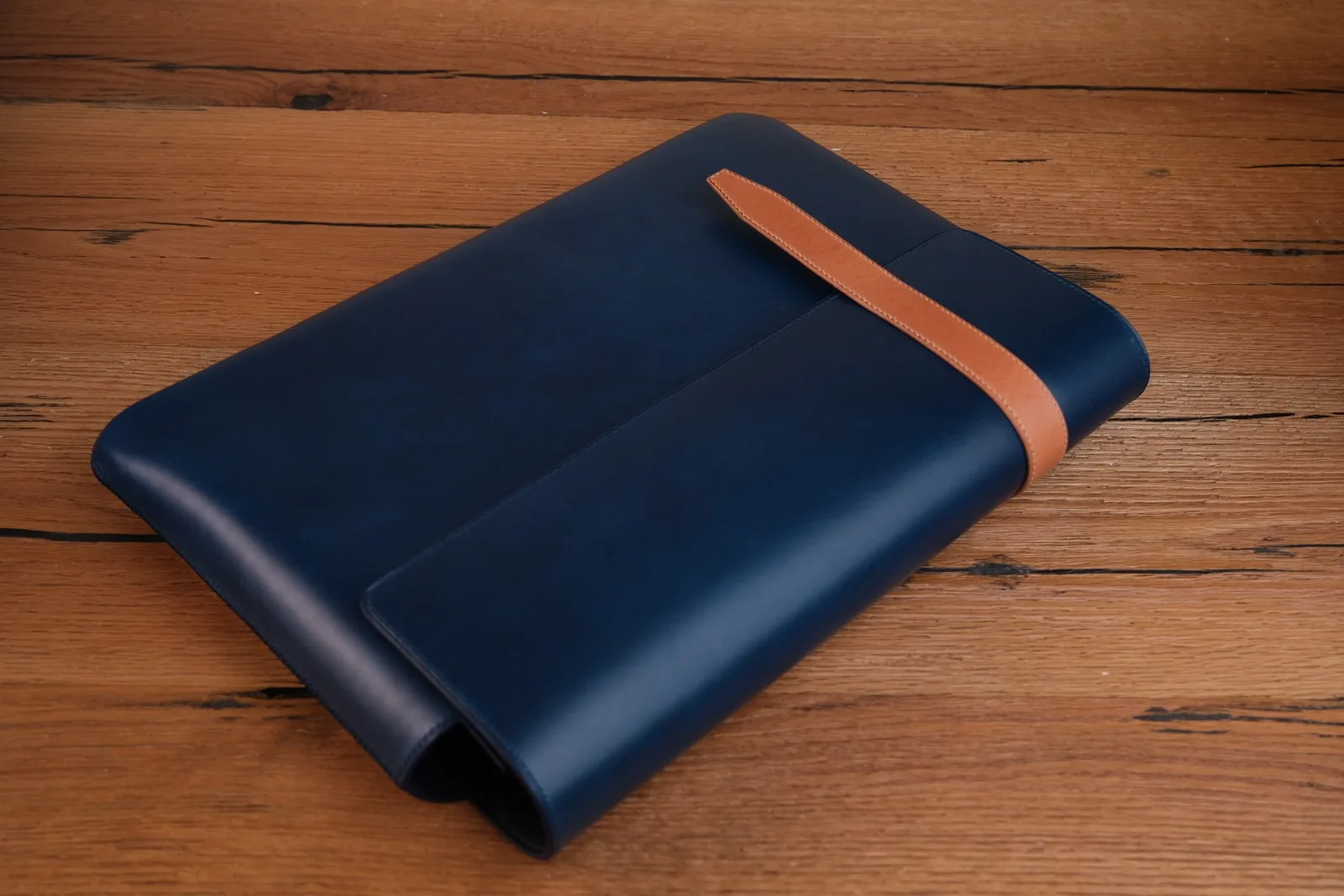 Ảnh Lifestyle Bao da laptop màu xanh navy phối quai vàng bò - Koi Leather