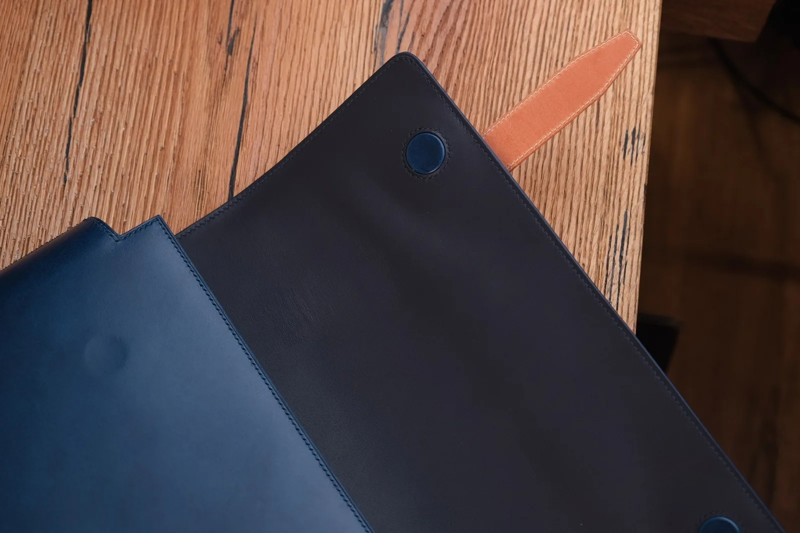 Ảnh Lifestyle Bao da laptop màu xanh navy phối quai vàng bò - Koi Leather