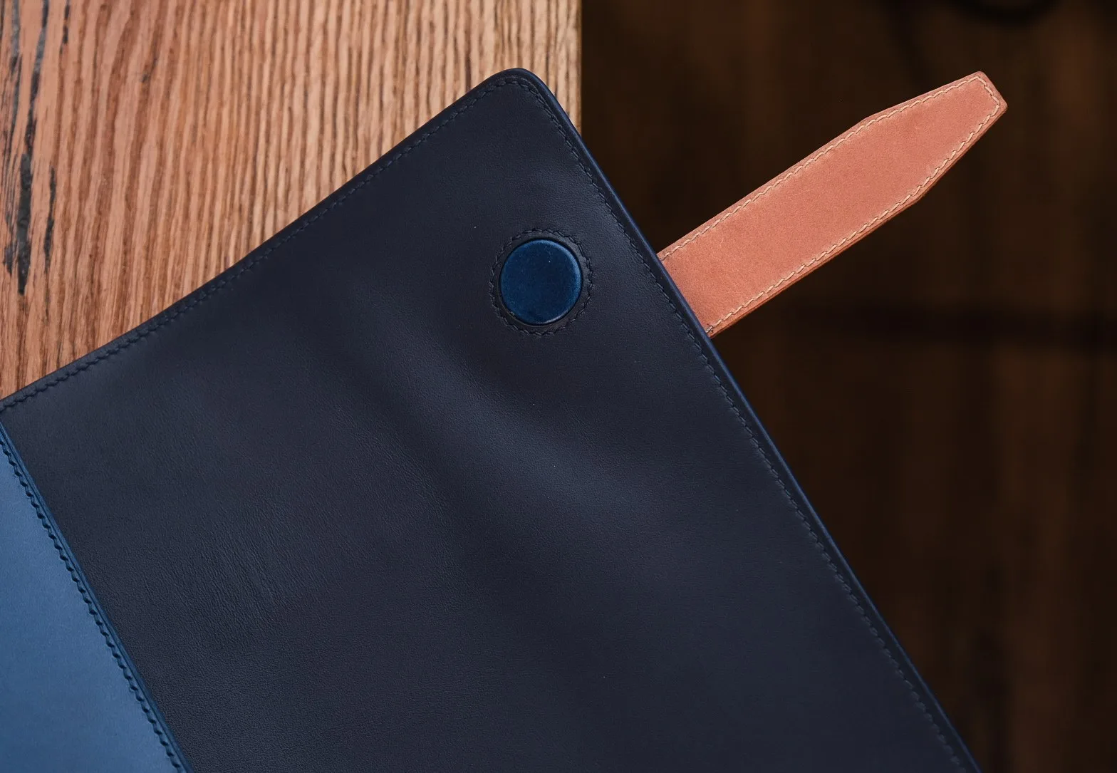 Ảnh Lifestyle Bao da laptop màu xanh navy phối quai vàng bò - Koi Leather