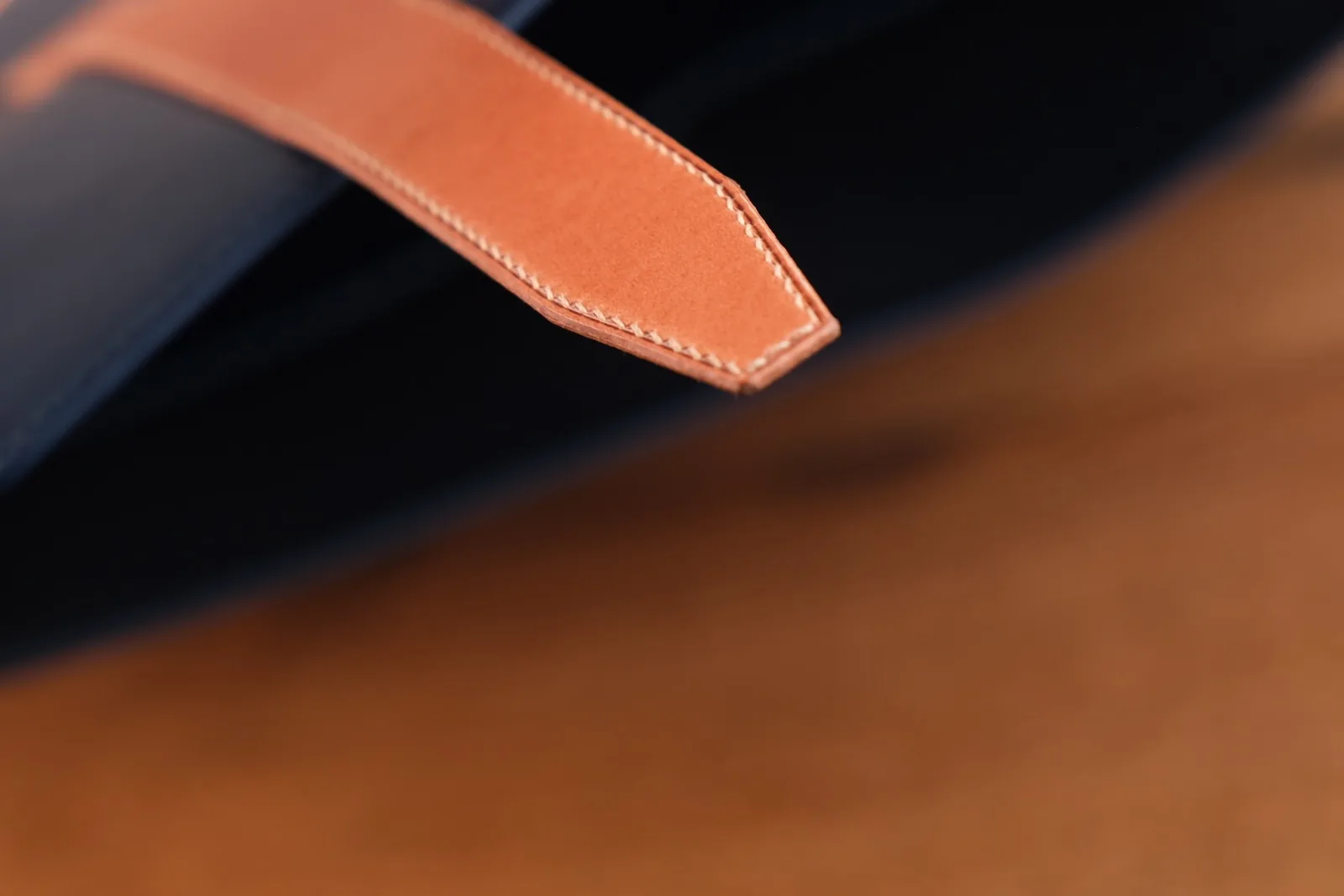 Ảnh Lifestyle Bao da laptop màu xanh navy phối quai vàng bò - Koi Leather