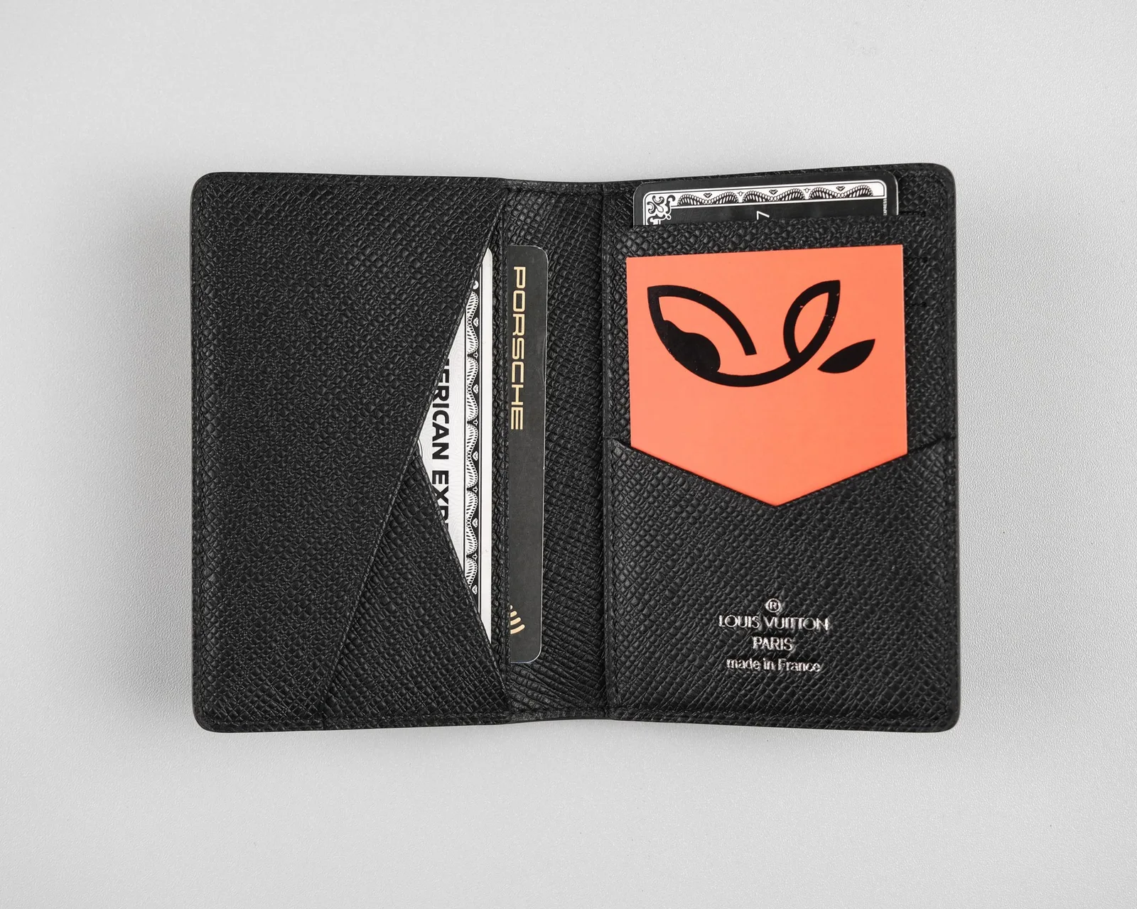 Ảnh Studio Ví đựng thẻ gập đôi da Taiga màu đen - Koi Leather