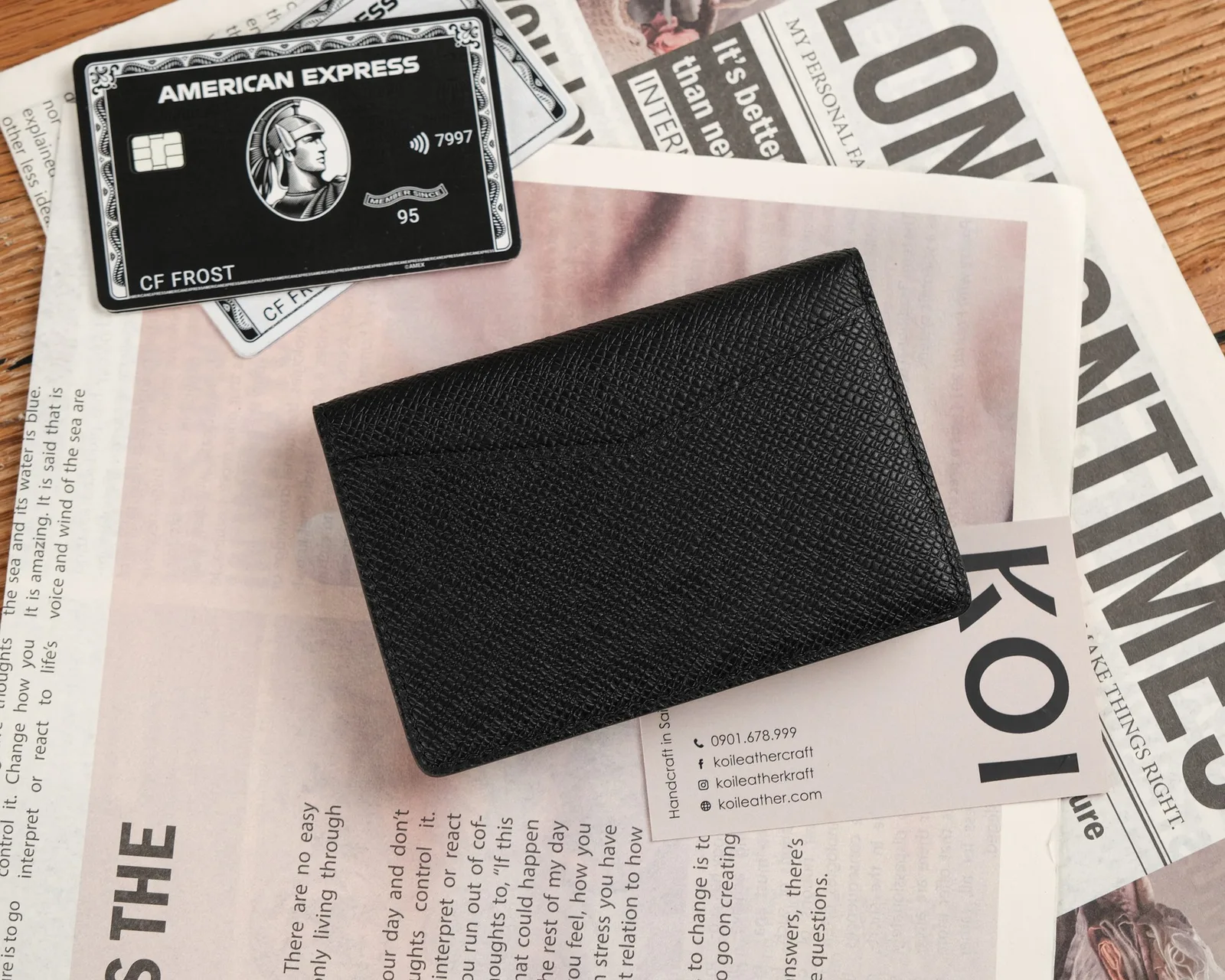 Ảnh Studio Ví đựng thẻ gập đôi da Taiga màu đen - Koi Leather