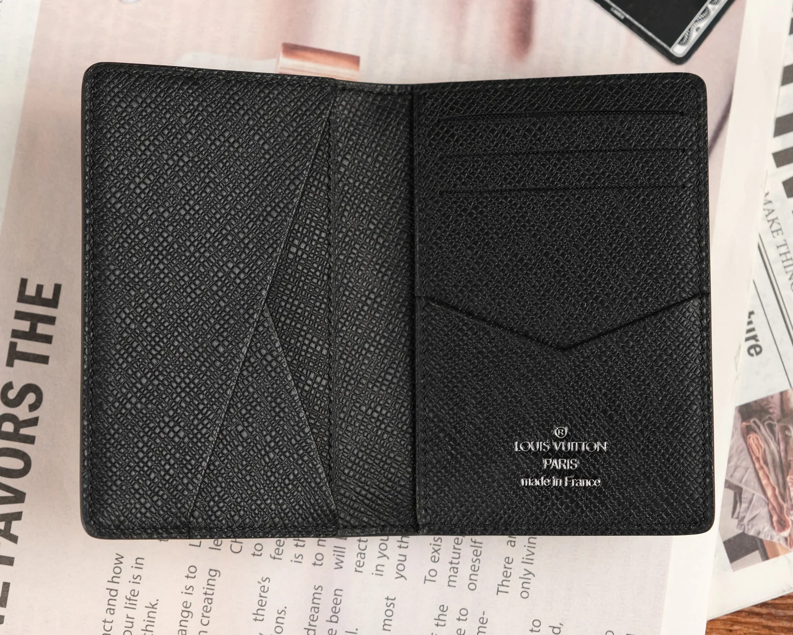 Ảnh Studio Ví đựng thẻ gập đôi da Taiga màu đen - Koi Leather