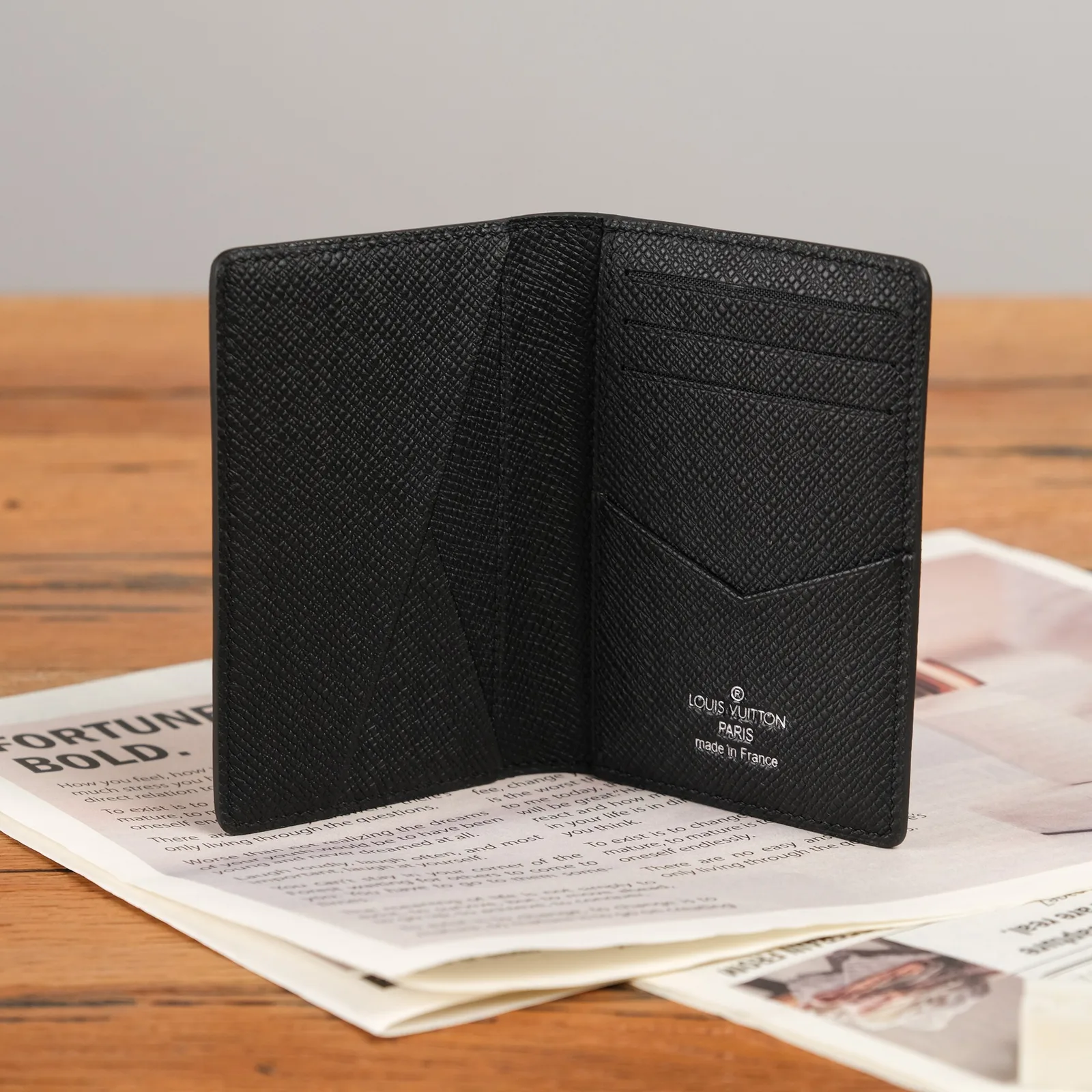 Ảnh Studio Ví đựng thẻ gập đôi da Taiga màu đen - Koi Leather