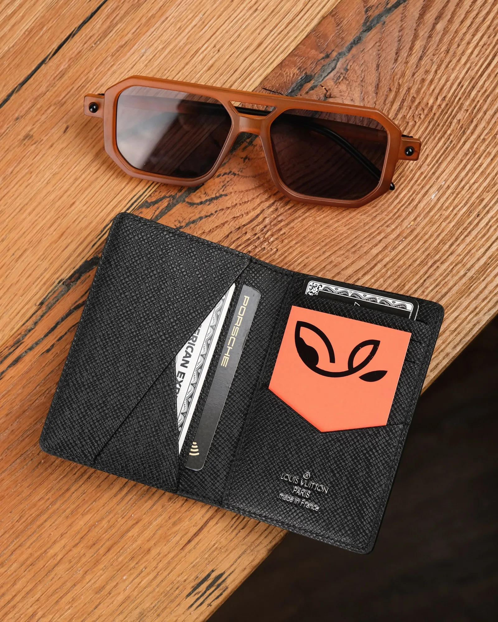 Ảnh Lifestyle Ví đựng thẻ gập đôi da Taiga màu đen - Koi Leather