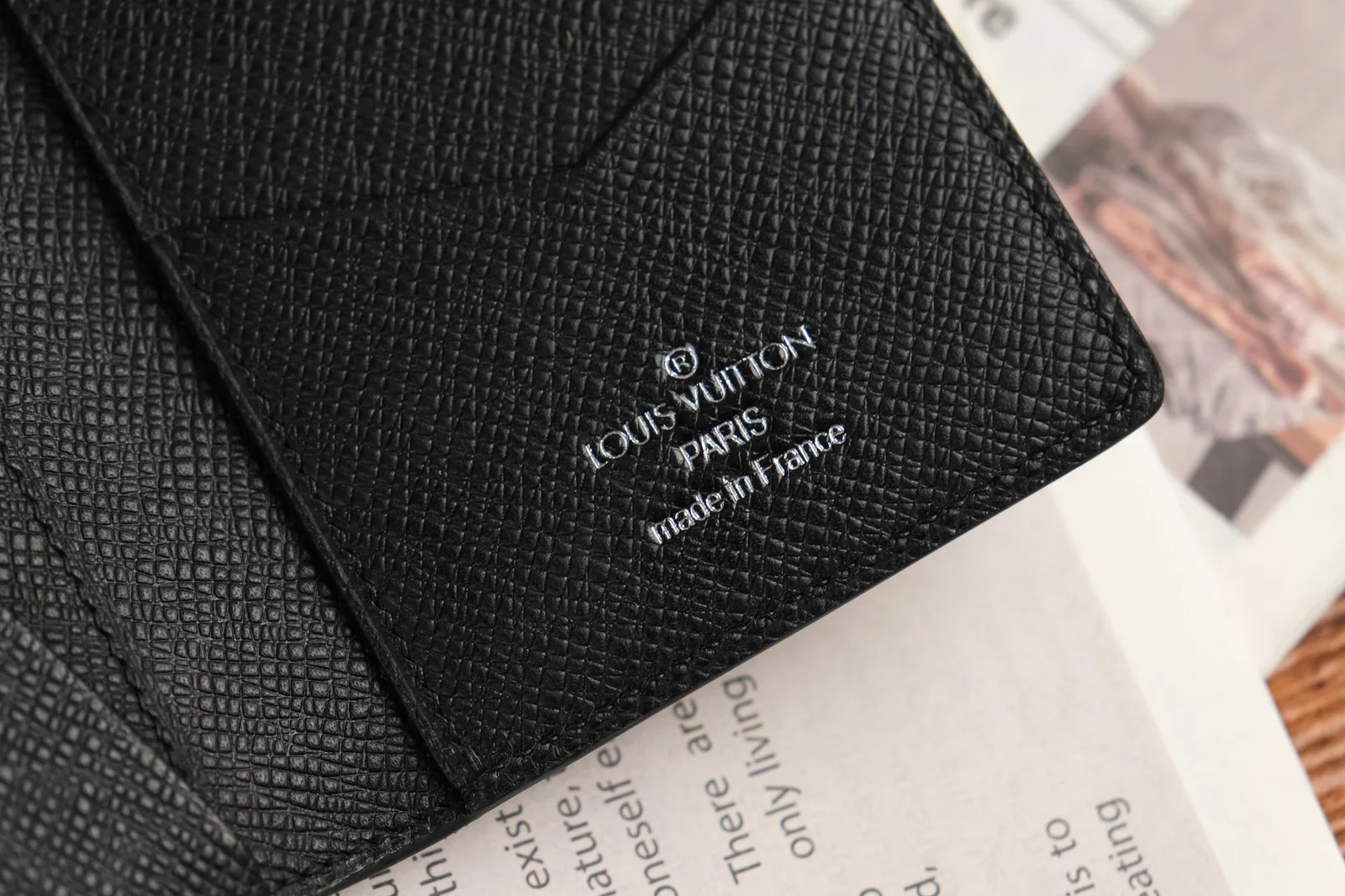 Ảnh Ví đựng thẻ gập đôi da Taiga màu đen - Koi Leather