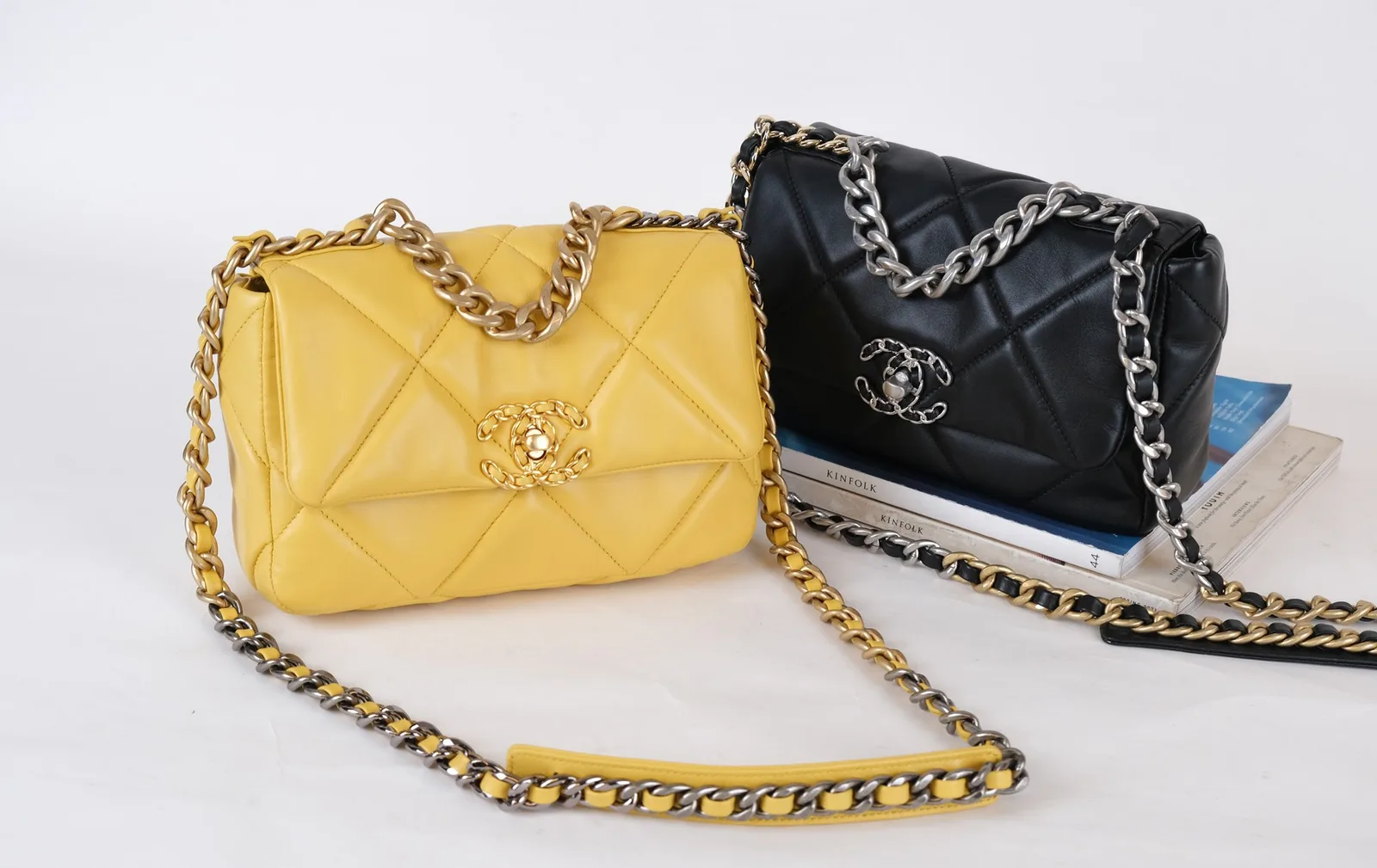 Ảnh Studio Túi nắp gập da cừu chần bông quai xích vàng và đen - Koi Leather