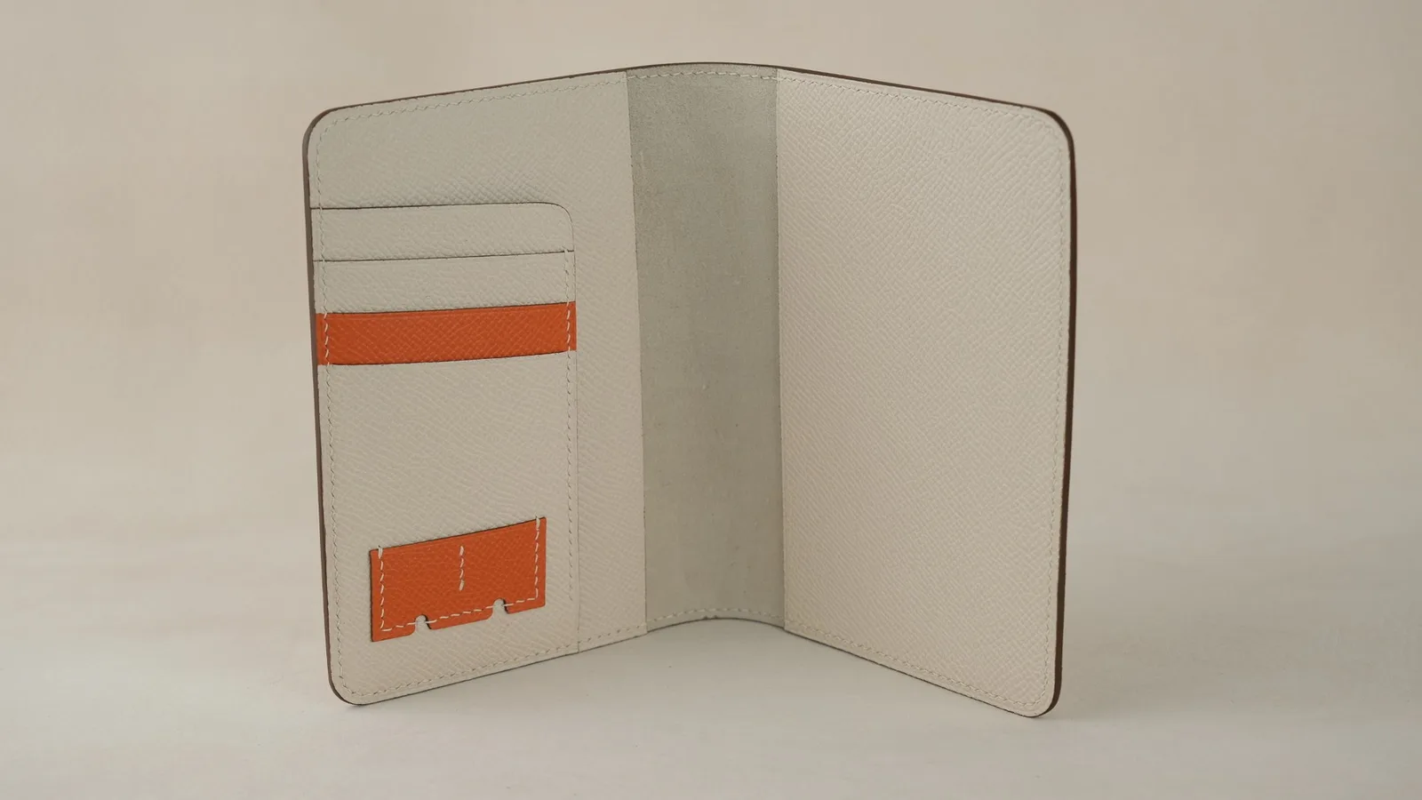 Ảnh Studio Bao da hộ chiếu da Epsom có ngăn thẻ và SIM - Koi Leather