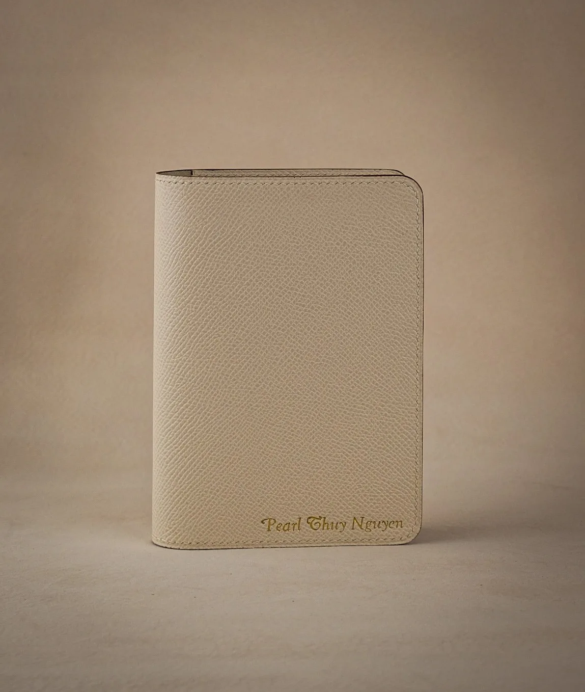 Ảnh Studio Bao da hộ chiếu da Epsom có ngăn thẻ và SIM - Koi Leather