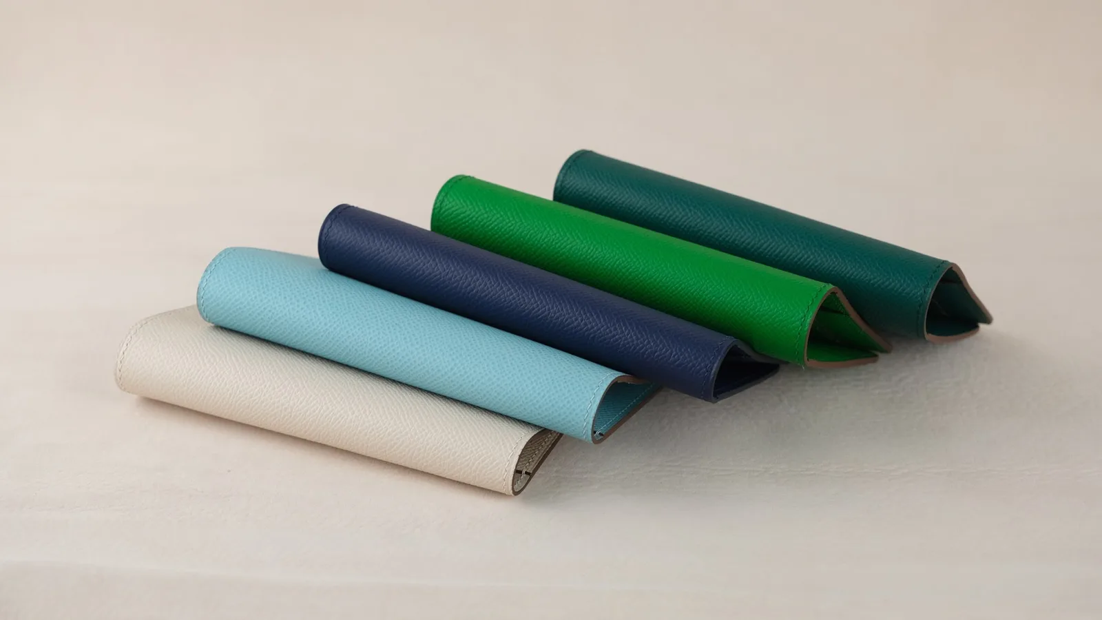Ảnh Studio Bao da hộ chiếu da Epsom có ngăn thẻ và SIM - Koi Leather