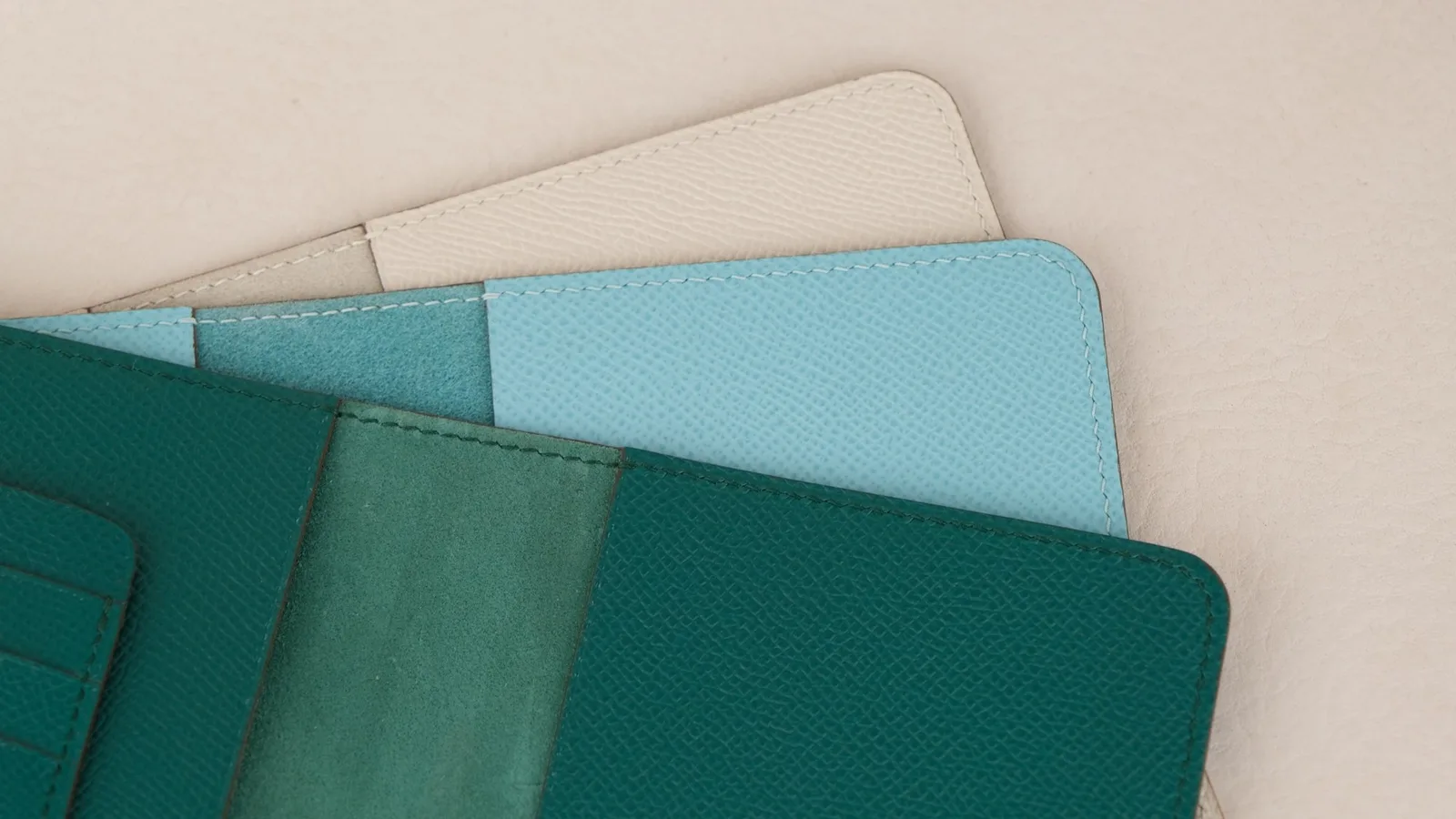 Ảnh Studio Bao da hộ chiếu da Epsom có ngăn thẻ và SIM - Koi Leather