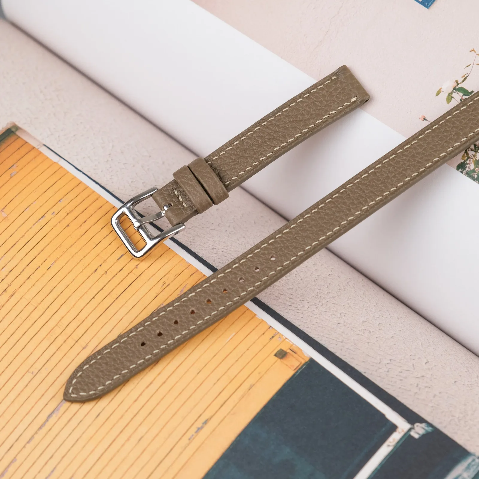 Ảnh Lifestyle Dây Apple Watch Double Tour da Togo màu be - Koi Leather