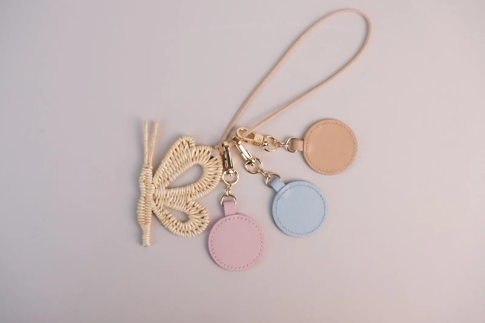 Ảnh Studio Charm đeo túi hình bướm đan kèm tag da tròn - Koi Leather
