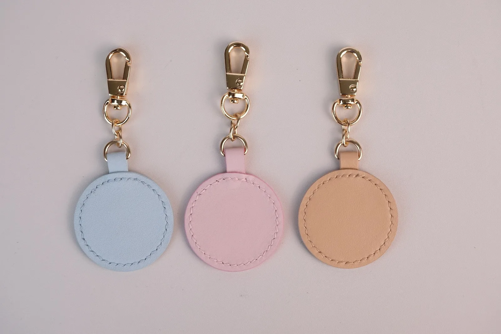 Ảnh Studio Charm đeo túi hình bướm đan kèm tag da tròn - Koi Leather