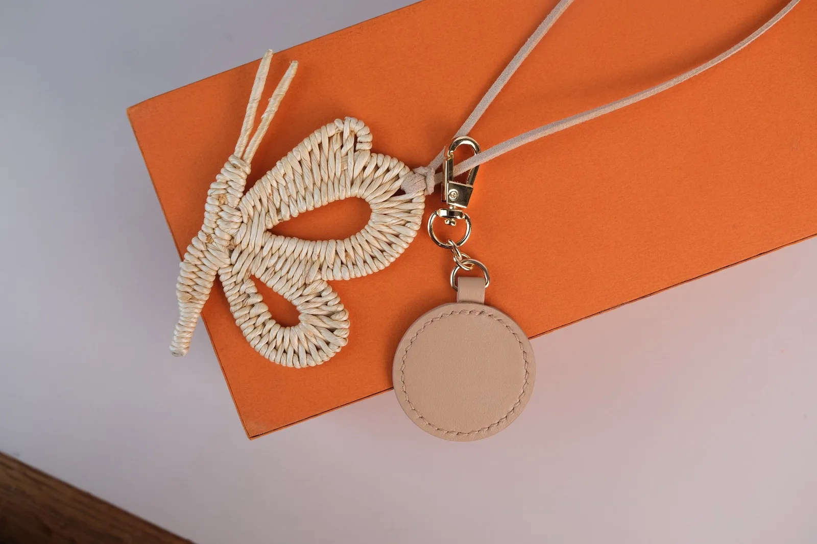 Ảnh Studio Charm đeo túi hình bướm đan kèm tag da tròn - Koi Leather