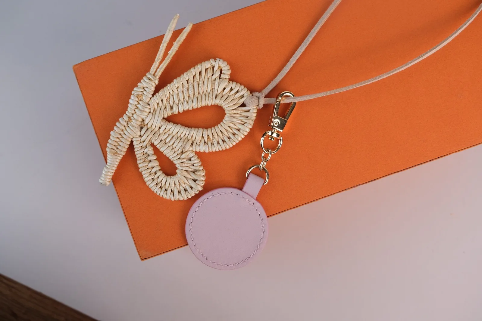 Ảnh Studio Charm đeo túi hình bướm đan kèm tag da tròn - Koi Leather