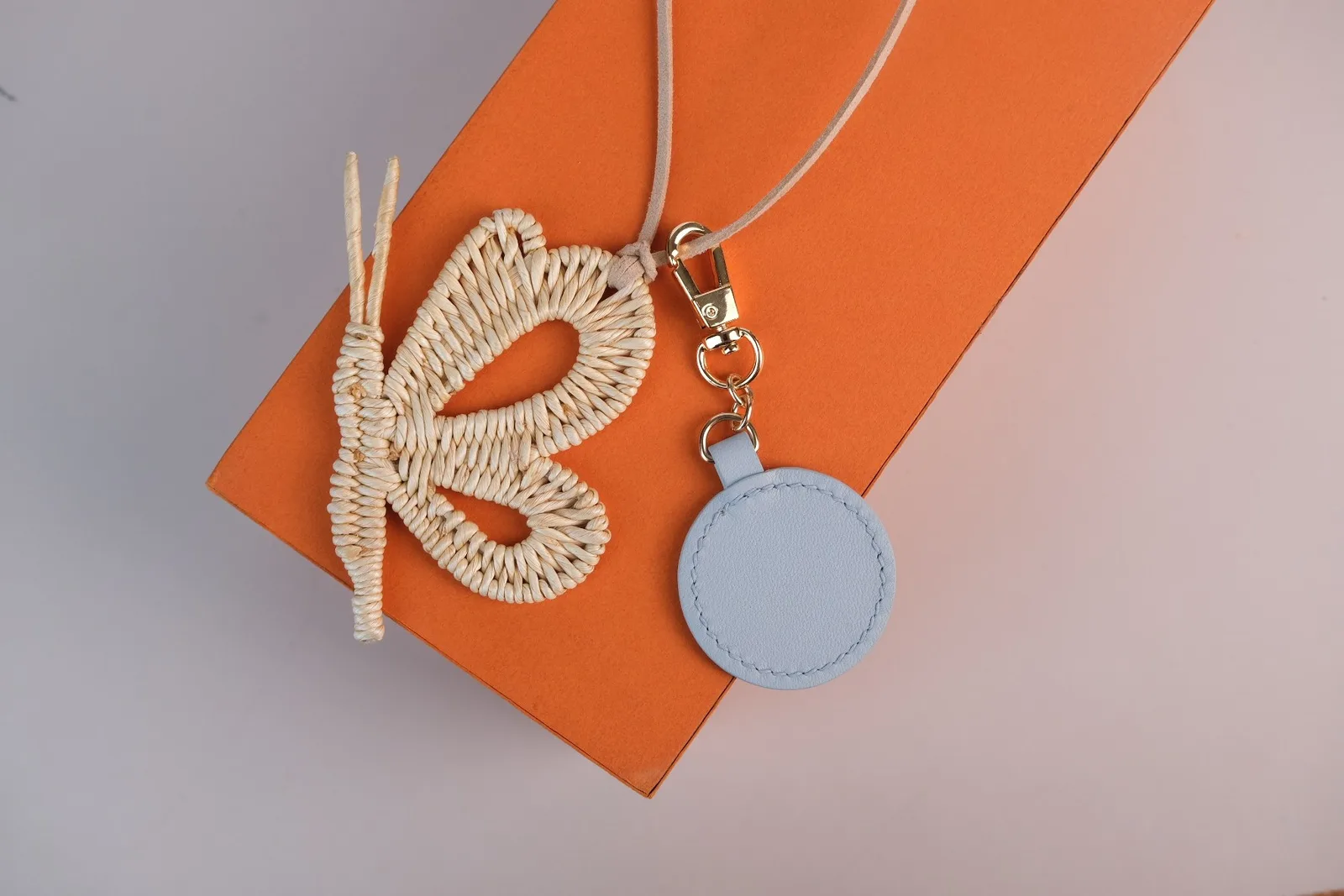 Ảnh Studio Charm đeo túi hình bướm đan kèm tag da tròn - Koi Leather