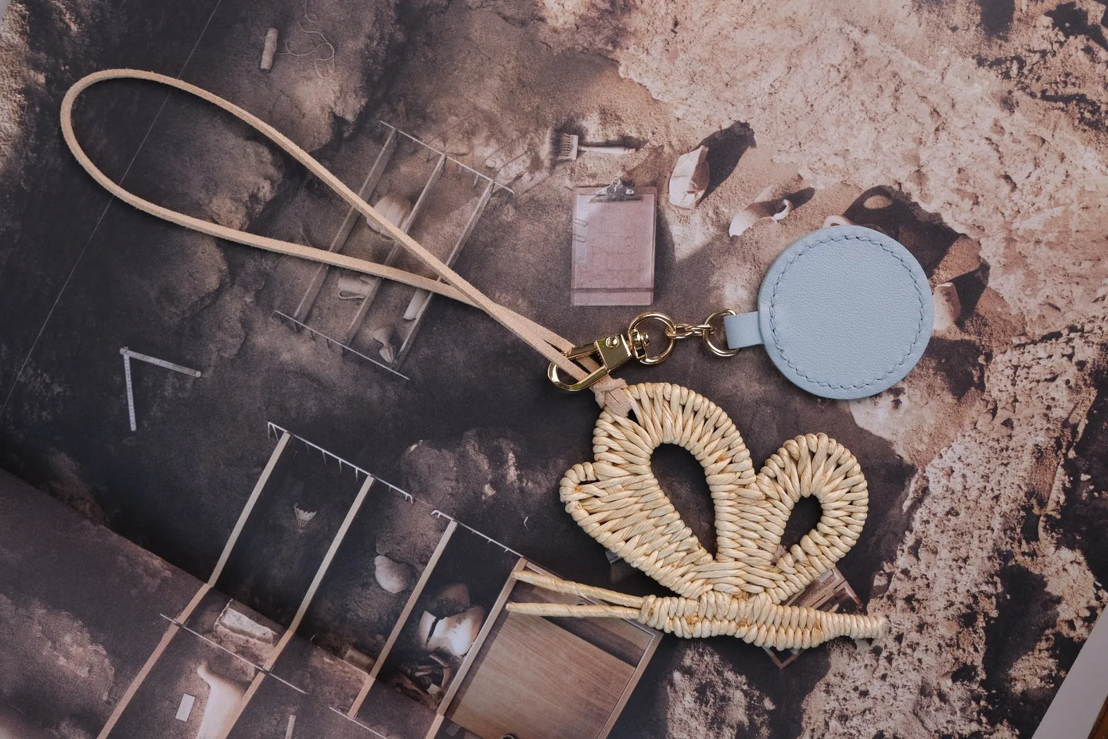 Ảnh Lifestyle Charm đeo túi hình bướm đan kèm tag da tròn - Koi Leather