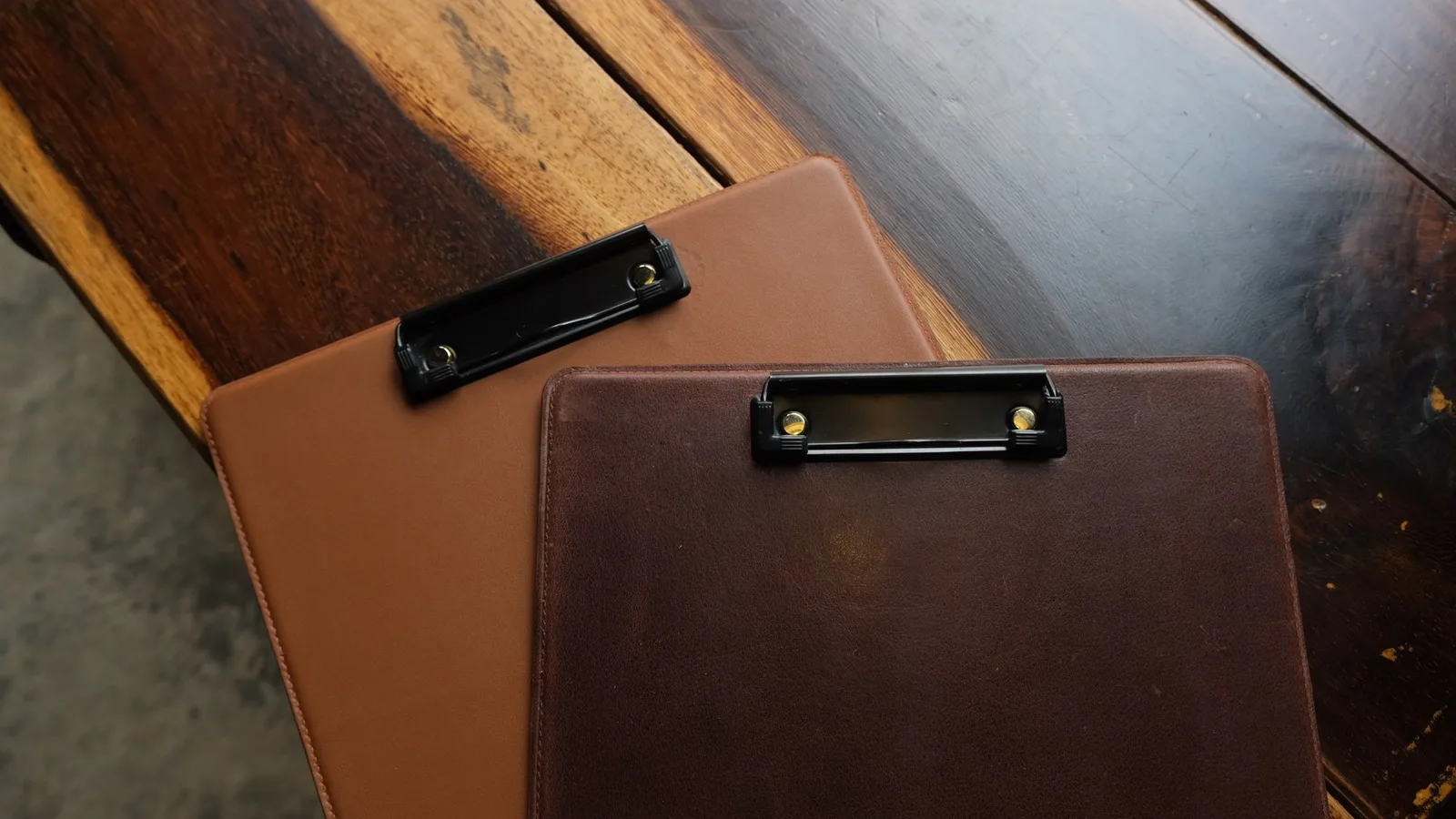 Ảnh Studio Bìa kẹp menu da bò kẹp kim loại - Koi Leather