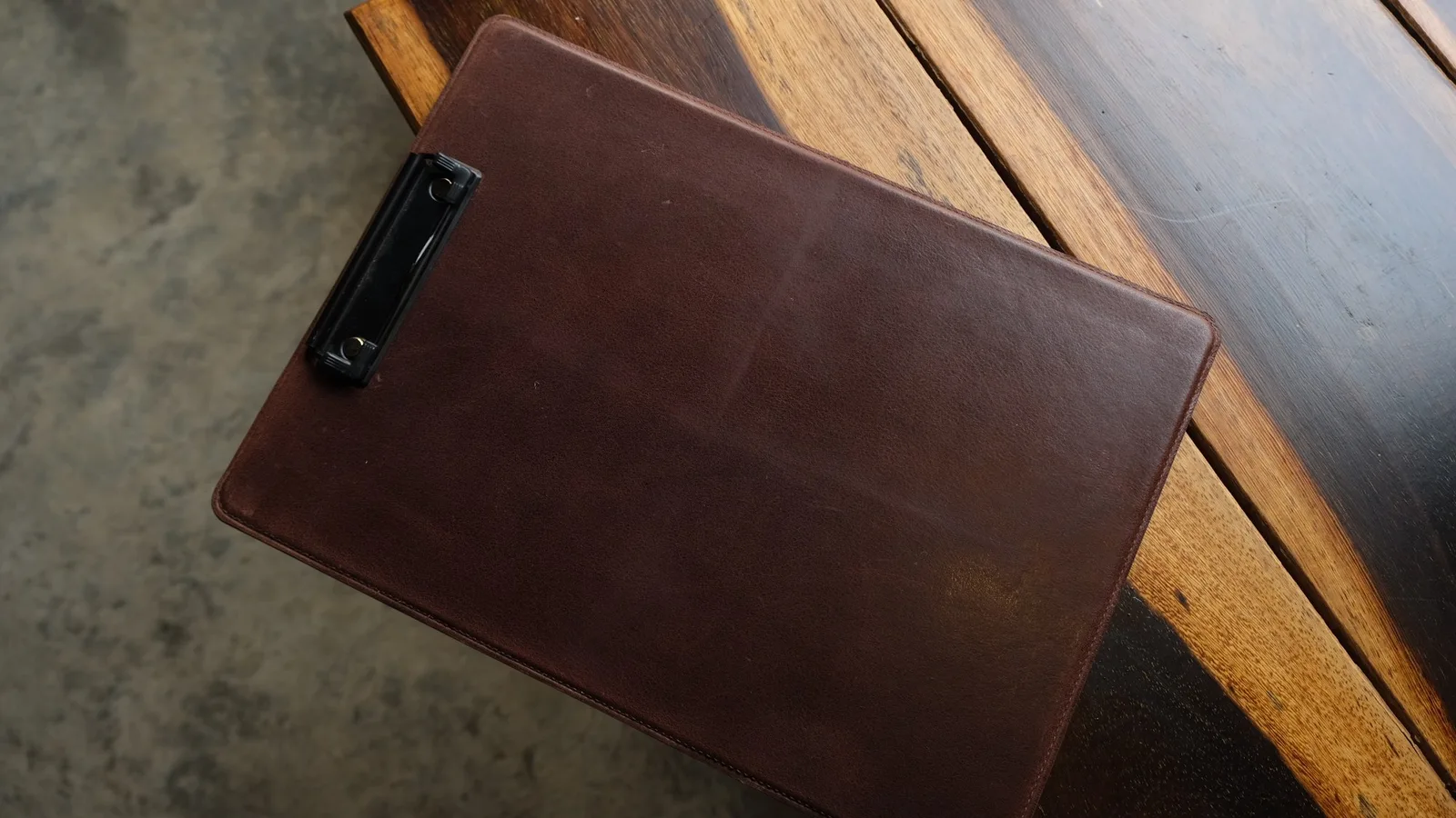 Ảnh Studio Bìa kẹp menu da bò kẹp kim loại - Koi Leather