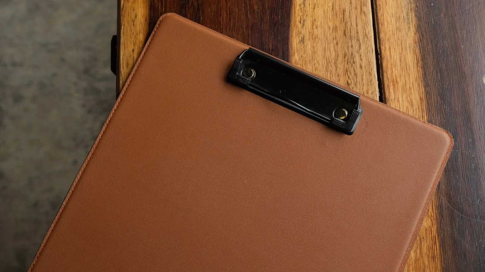 Ảnh Studio Bìa kẹp menu da bò kẹp kim loại - Koi Leather