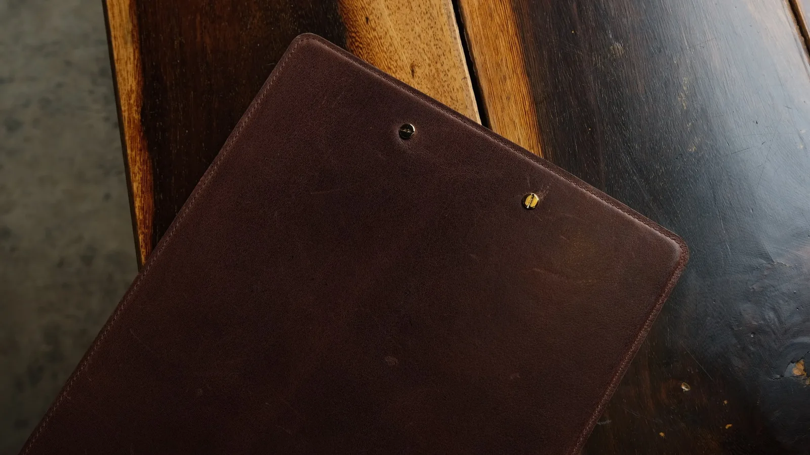 Ảnh Studio Bìa kẹp menu da bò kẹp kim loại - Koi Leather