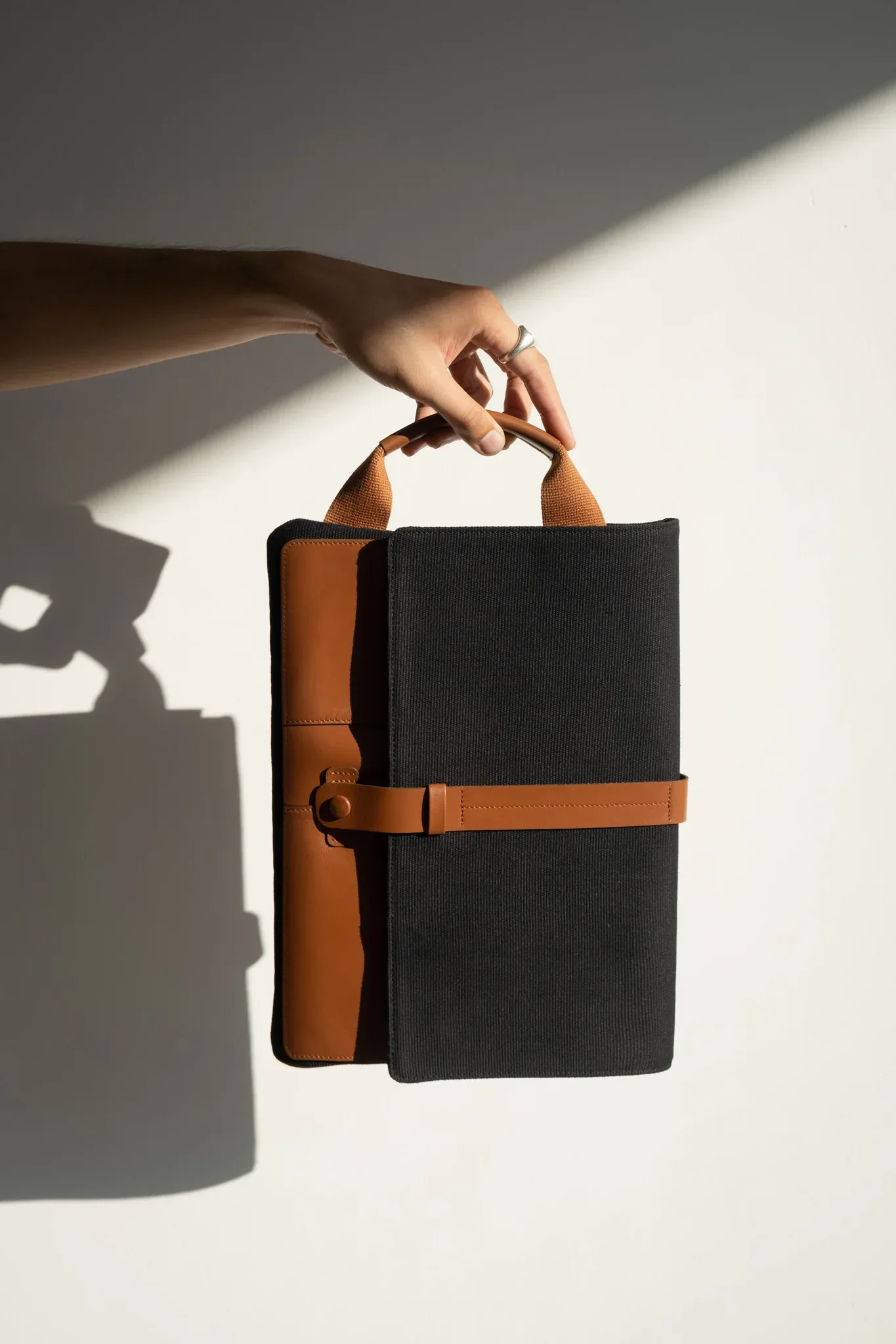 Ảnh Studio Bao da laptop phối canvas bên trong - KOI Leather