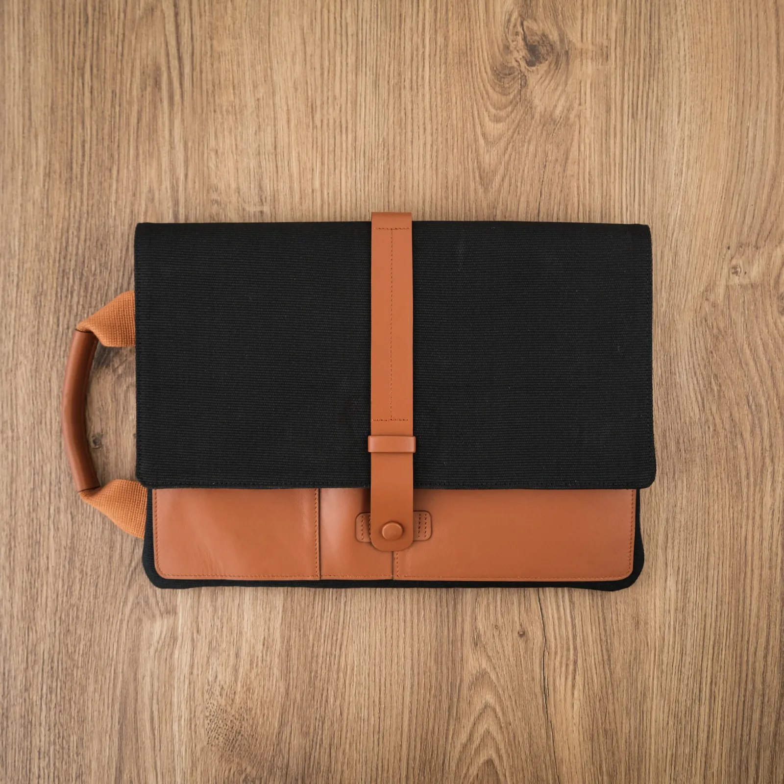 Ảnh Studio Bao da laptop phối canvas bên trong - KOI Leather