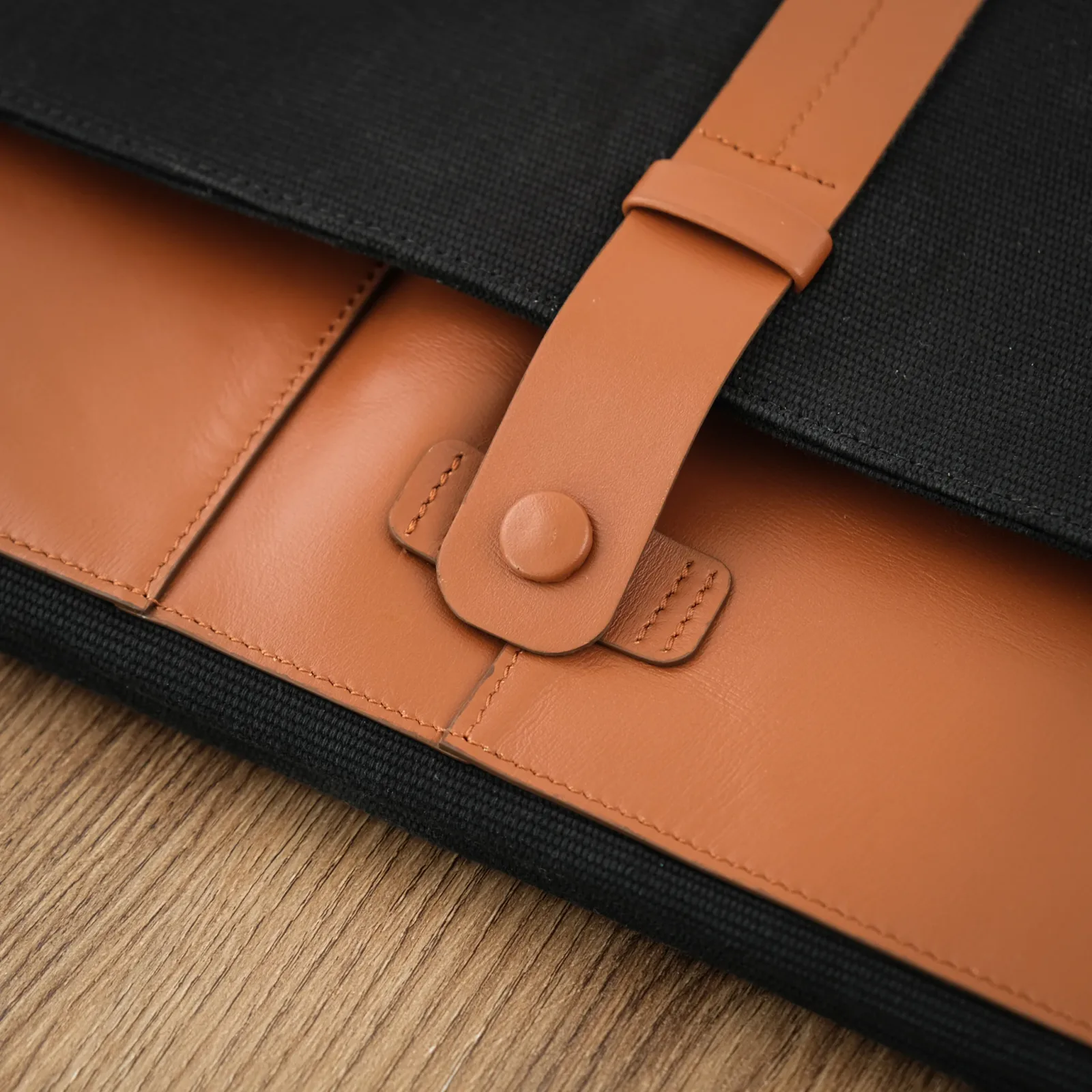 Ảnh Studio Bao da laptop phối canvas bên trong - KOI Leather