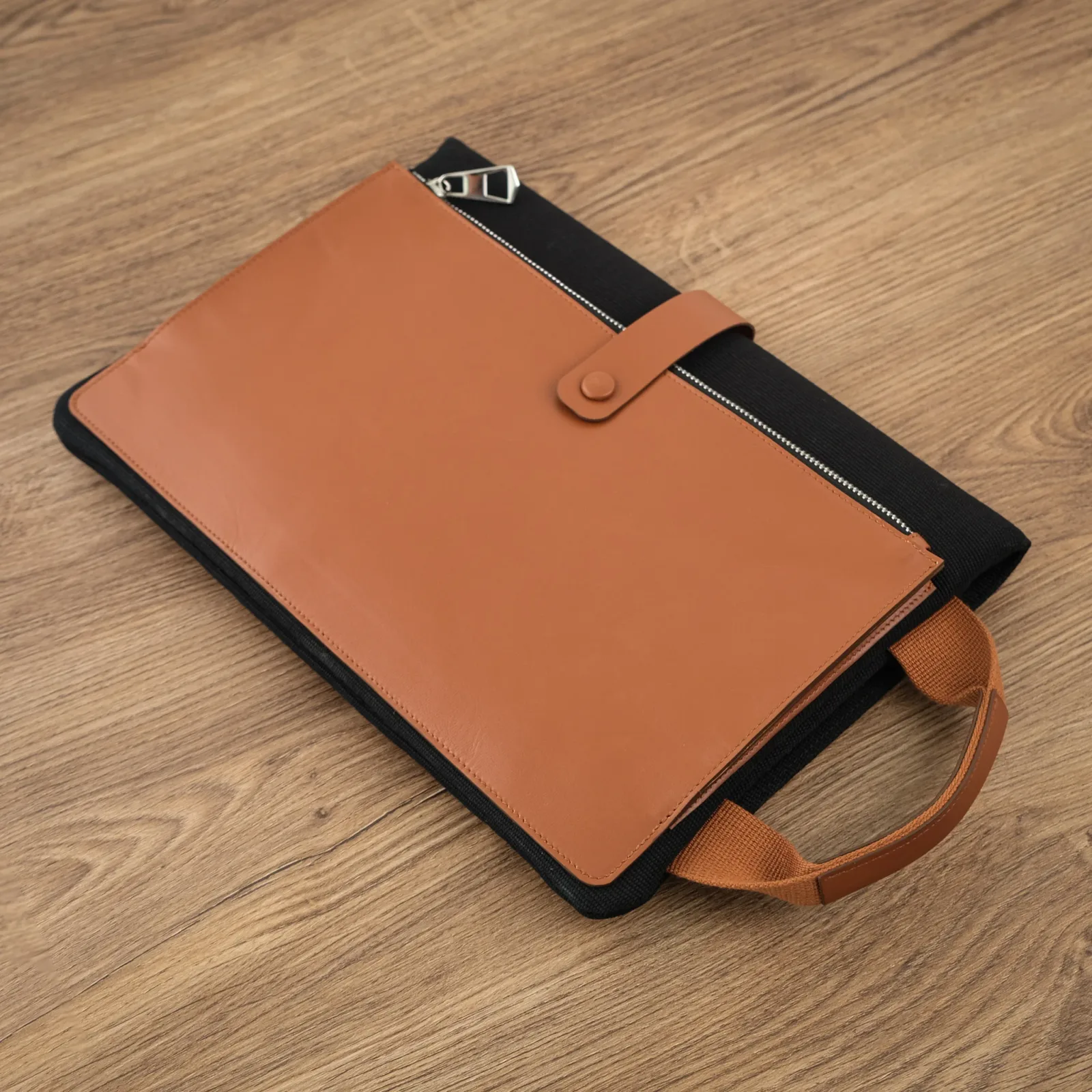 Ảnh Studio Bao da laptop phối canvas bên trong - KOI Leather