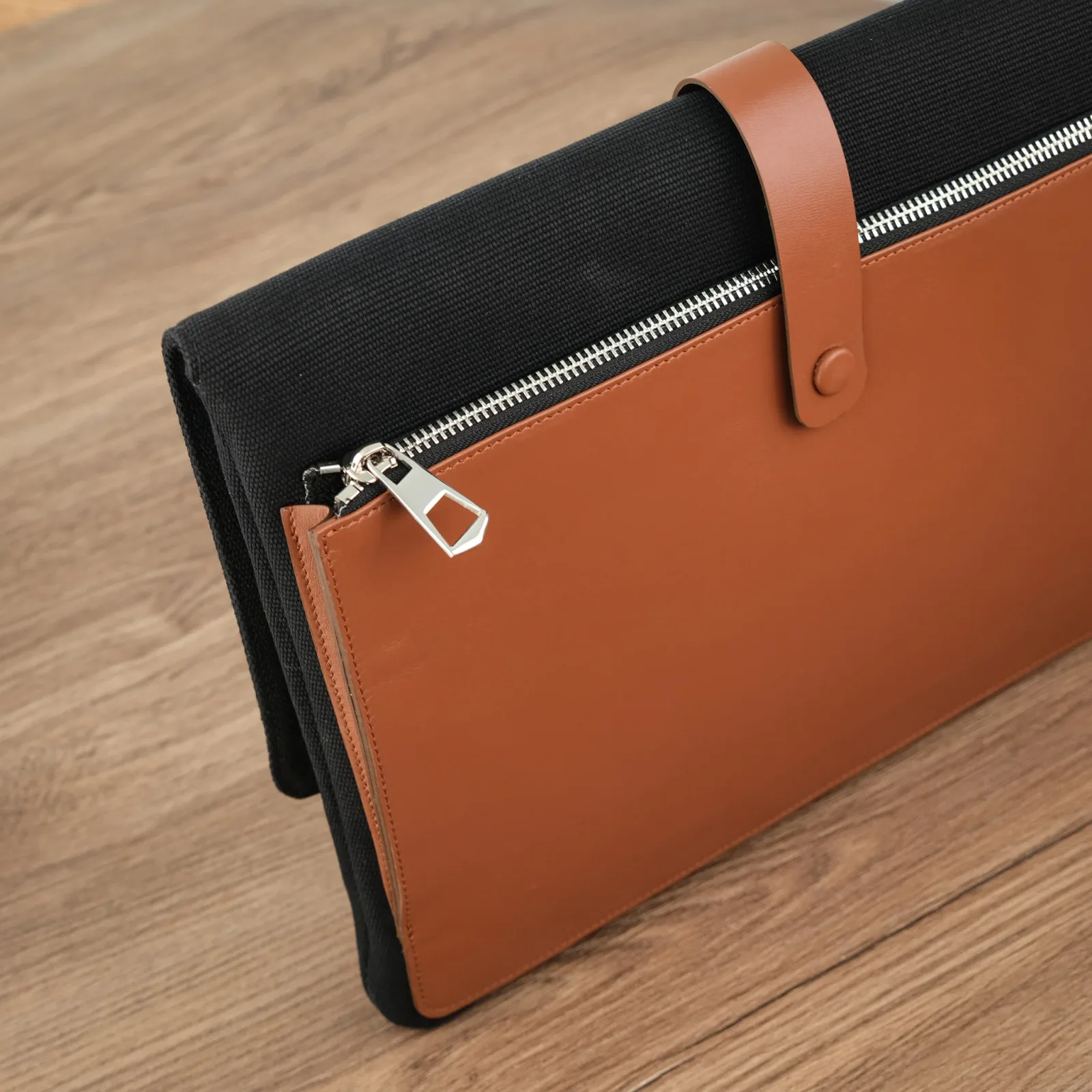 Ảnh Studio Bao da laptop phối canvas bên trong - KOI Leather