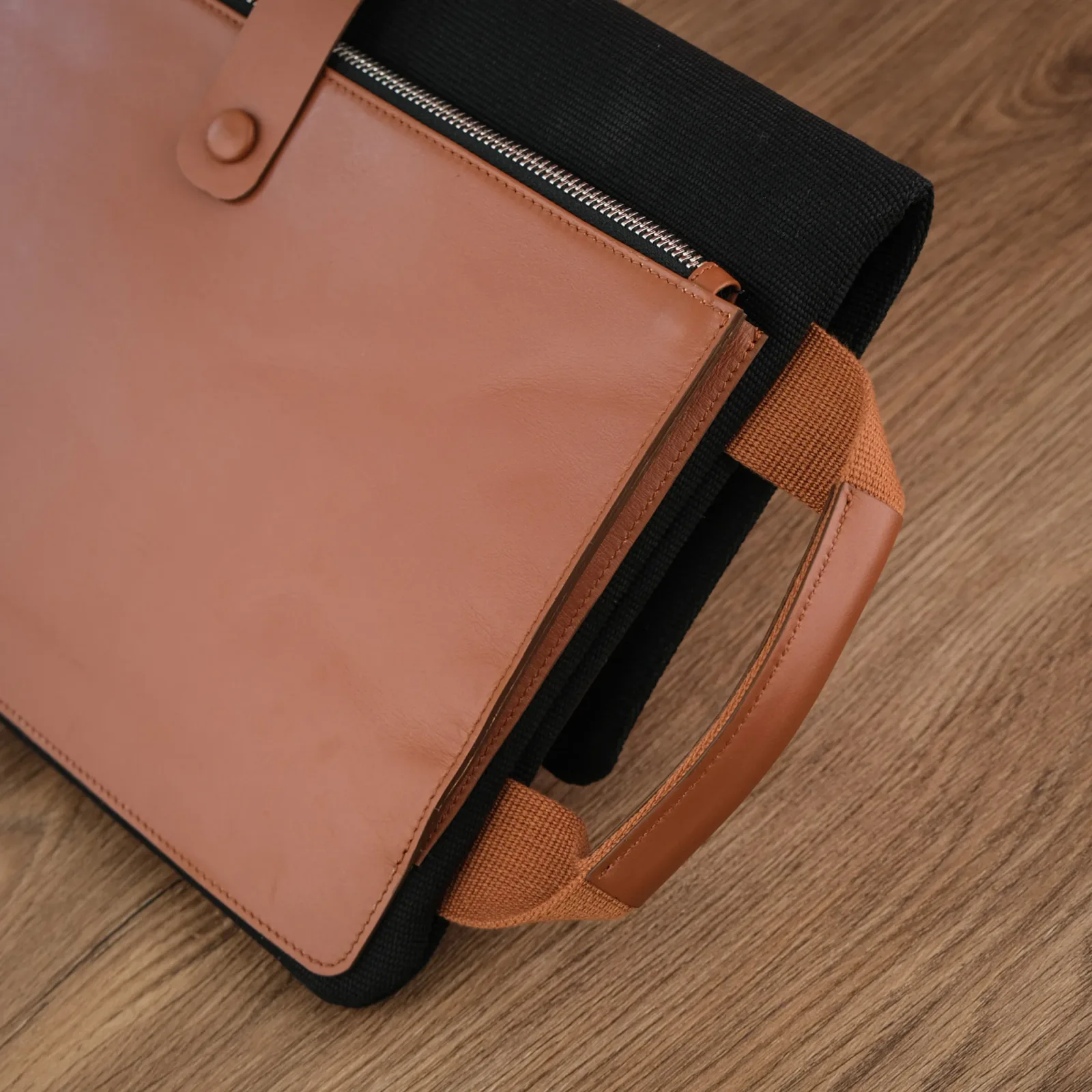 Ảnh Studio Bao da laptop phối canvas bên trong - KOI Leather