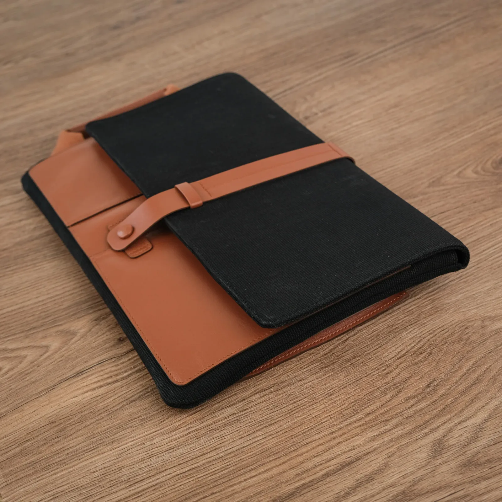 Ảnh Studio Bao da laptop phối canvas bên trong - KOI Leather