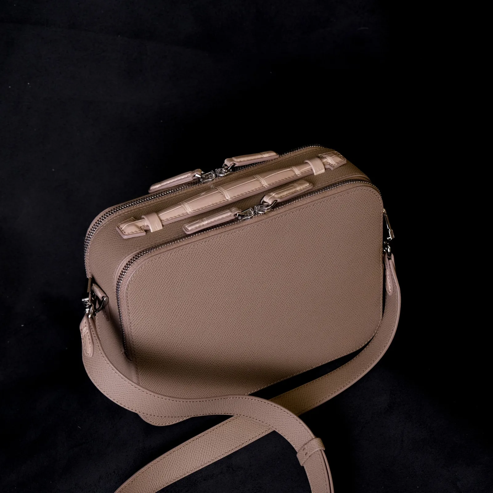 Ảnh Studio Túi hộp đeo chéo da Epsom màu taupe phối quai cá sấu - Koi Leather