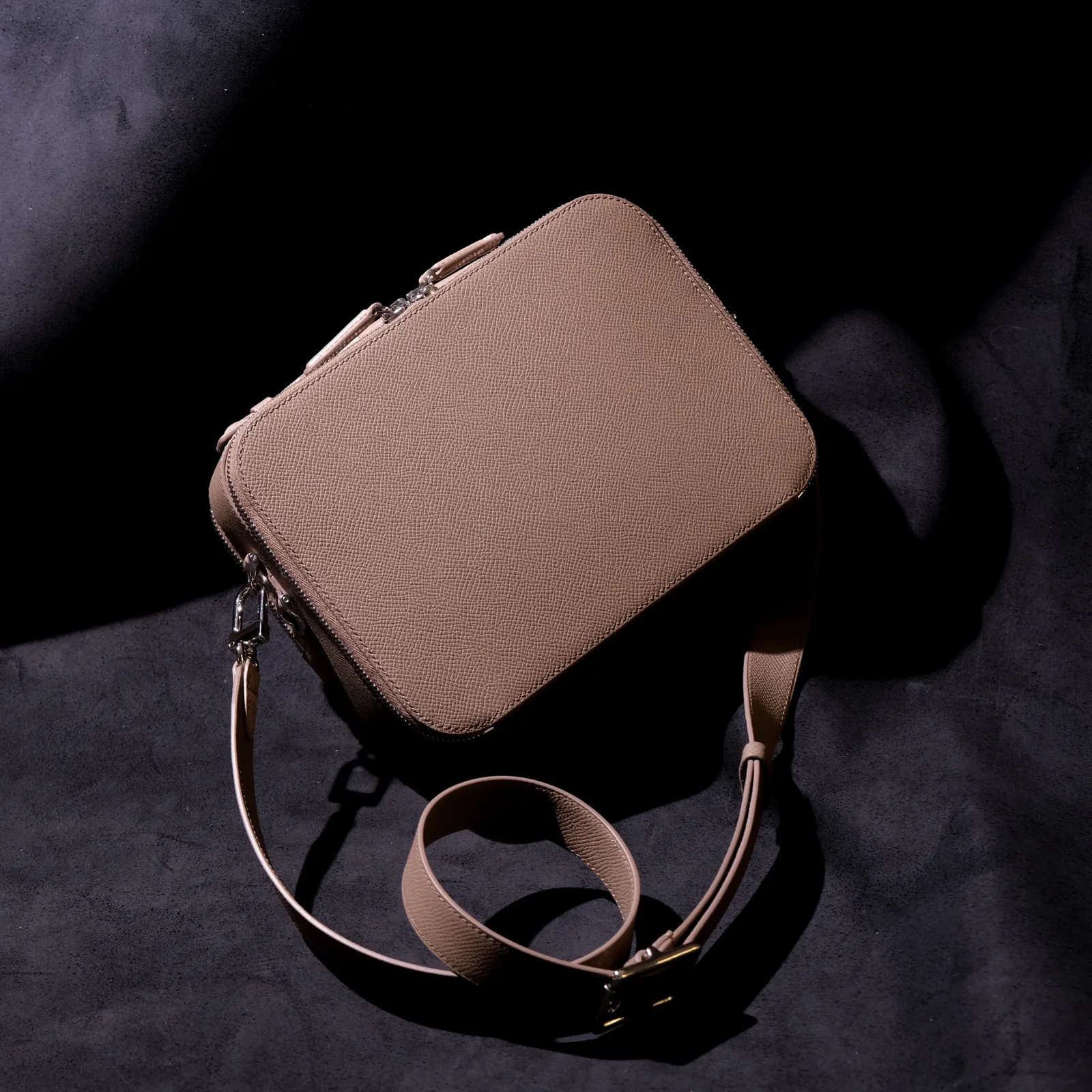 Ảnh Studio Túi hộp đeo chéo da Epsom màu taupe phối quai cá sấu - Koi Leather